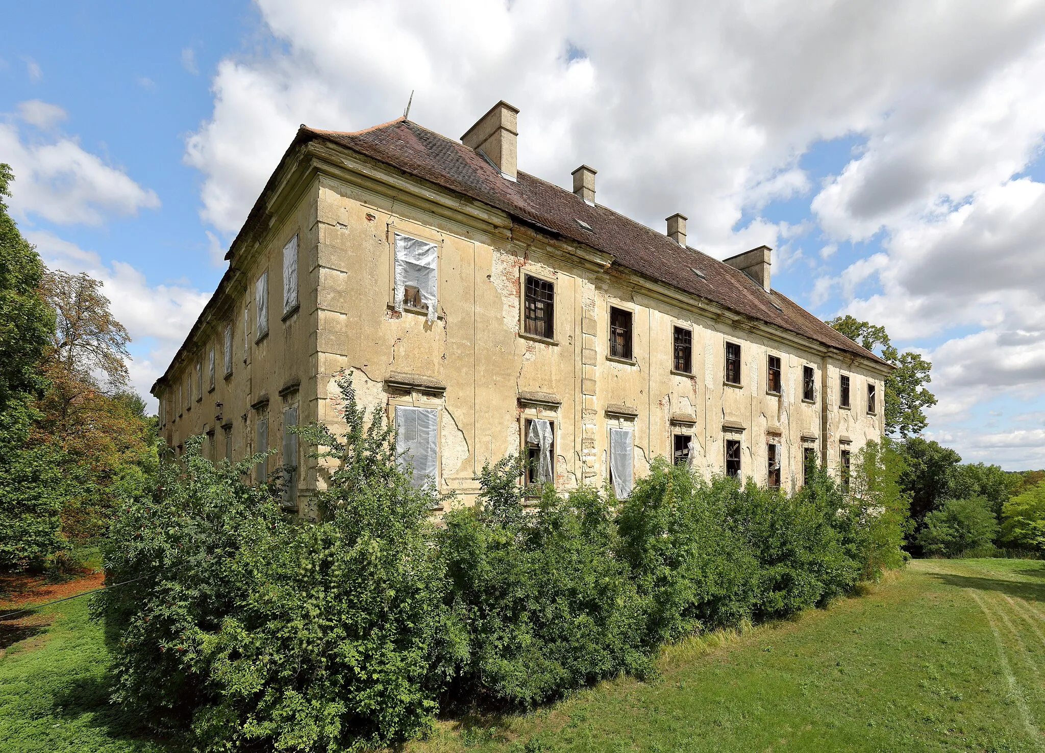 Photo showing: Westansicht des Schlosses Ladendorf in der niederösterreichischen Gemeinde Ladendorf. Das vierflügelige Anlage um einen Rechteckhof wurde im 16. Jahrhundert errichtet und 1722 umgebaut. Im 2. Weltkrieg bzw. in der Besatzungszeit wurde das Schloss schwer beschädigt und ist in einem ruinösen Zustand.