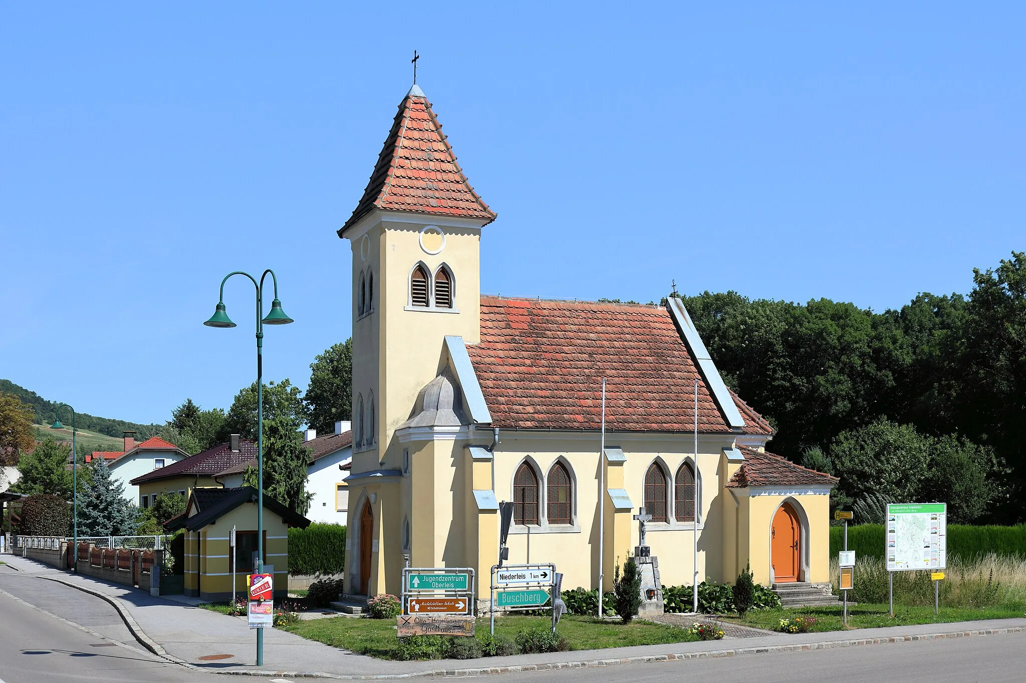 Photo showing: Die der Mutter Gottes geweihte Ortskapelle von Nodendorf, ein Ortsteil der niederösterreichischen Gemeinde Niederleis. Die anstelle einer Holzkapelle errichtete Kapelle wurde am 16. September 1928 geweiht.
