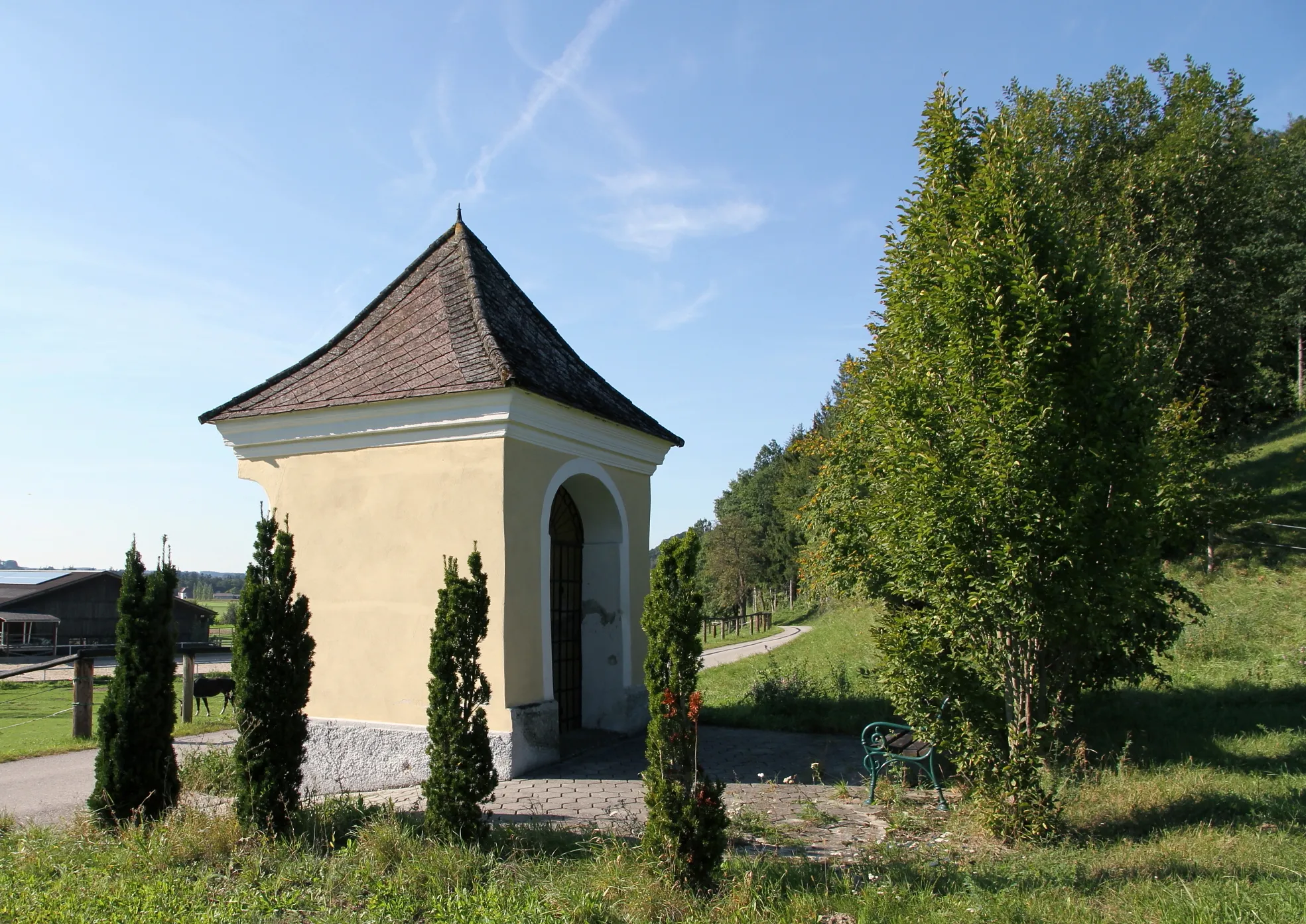 Photo showing: Kapelle in Unterberg, ein Ortsteil der niederösterreichischen Marktgemeinde Purgstall. Ein qudratische Bau aus dem 18. Jahrhundert mit Zeltdach und vergitterter Korbbogenöffnung.