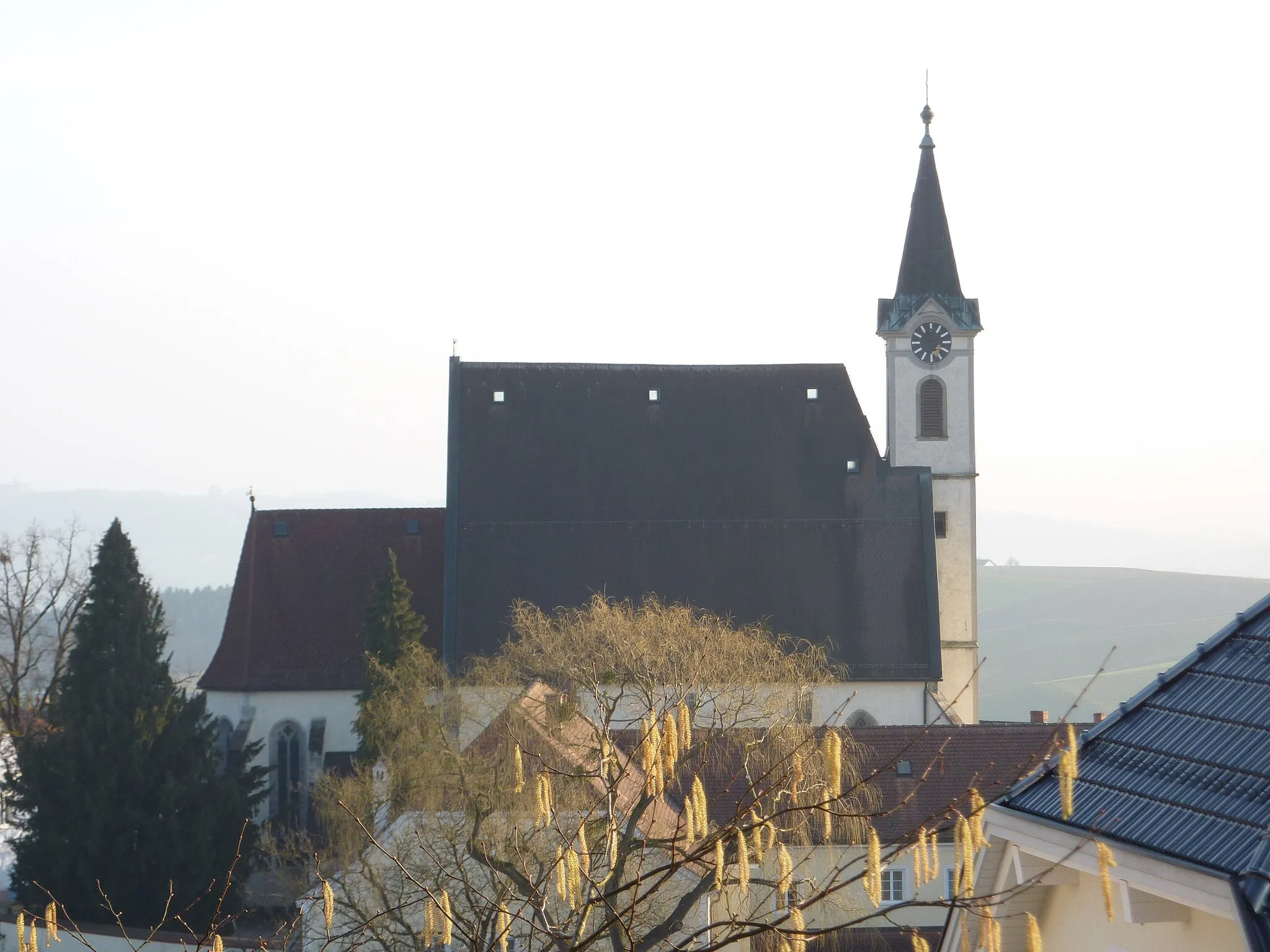 Photo showing: Pfarrkirche Bad Kreuzen, Oberösterreich

This media shows the protected monument with the number 19235 in Austria. (Commons, de, Wikidata)