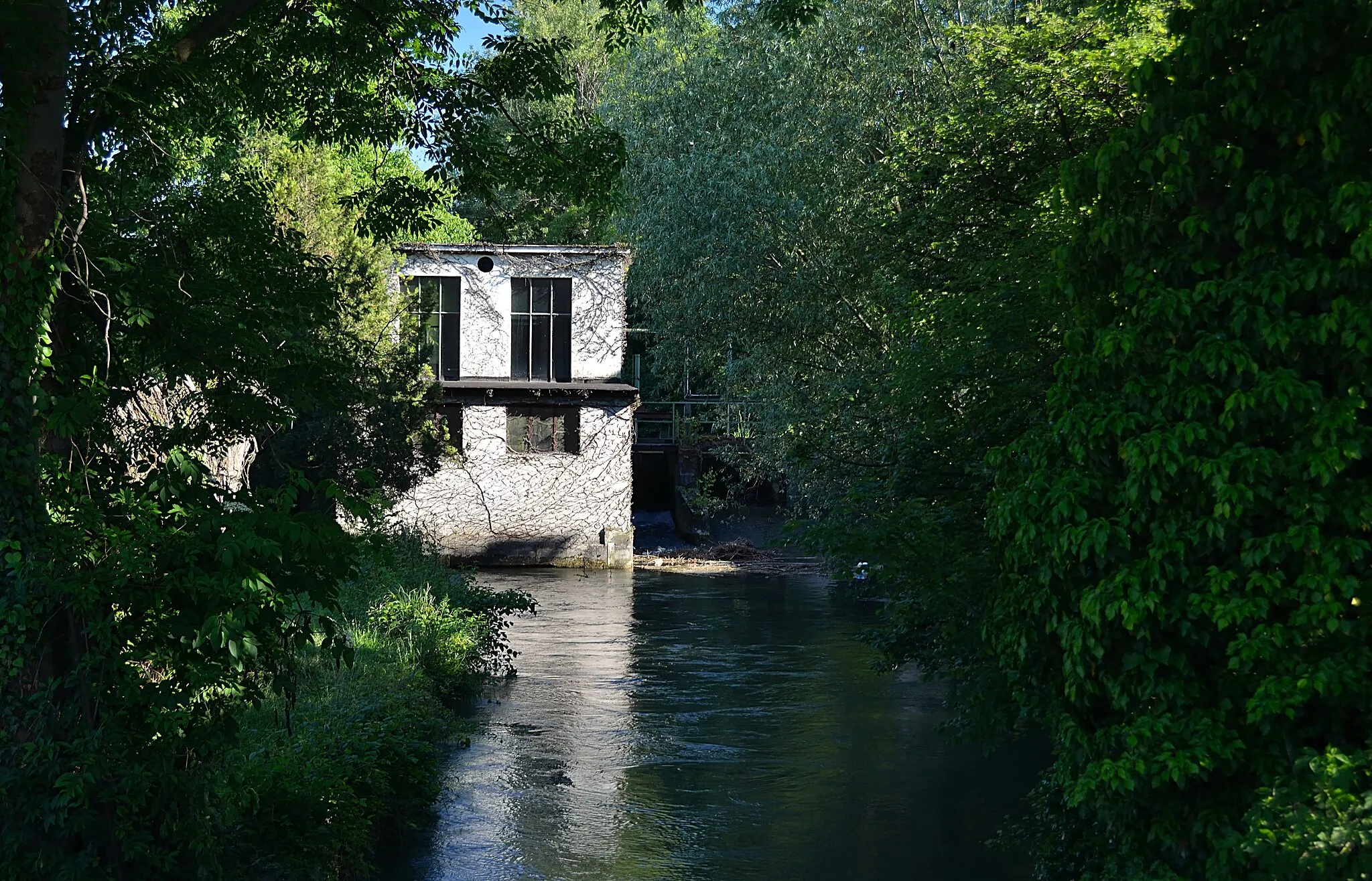 Photo showing: The Freilehnmühle (also Fräuleinmühle), a former mill in Nußdorf ob der Traisen, Lower Austria, is protected as a cultural heritage monument. Here the hydroelectric station still being operated at the Mühlbach, a branch of the Traisen river.