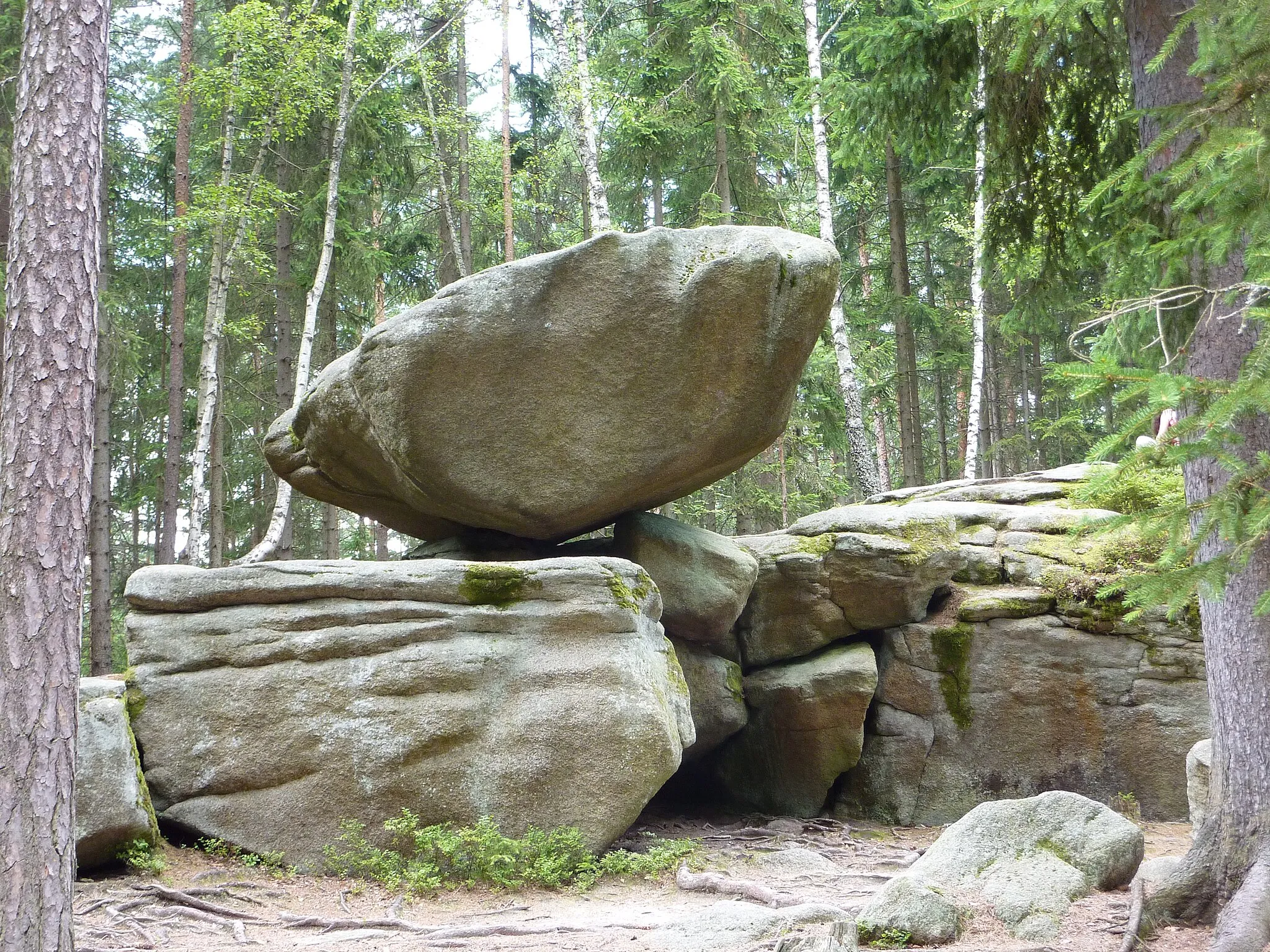 Photo showing: Natural monument "Hängender Stein" near Heidenreichstein, district Gmünd, Lower Austria