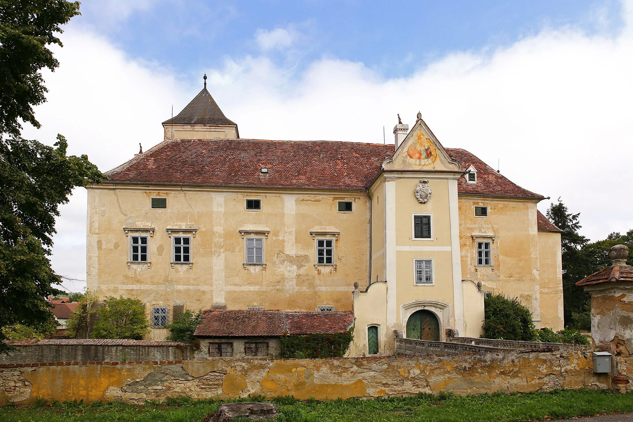Photo showing: Das Schloss Oberhöflein, ein ehemaliges Wasserschloss, ist eine vierseitige, zweigeschoßige, kubische Anlage des 16. Jahrhunderts mit einem Fassadenturm im Westen und einem quadratischen Turm im Osten.