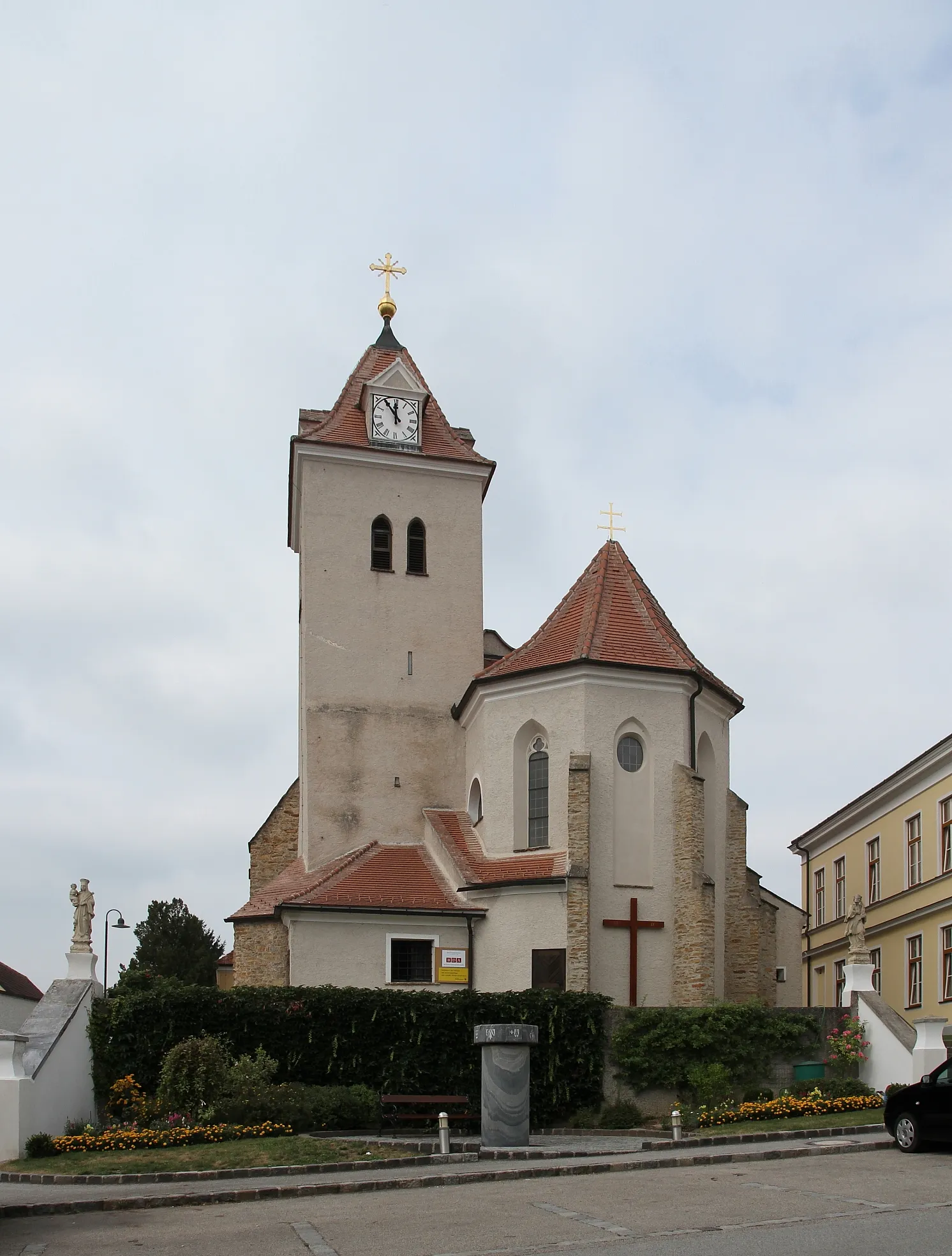 Photo showing: Die katholische Pfarrkirche hl. Bartholomäus in Gansbach, ein Ortsteil der niederösterreichischen Gemeinde Dunkelsteinerwald. Chor aus dem 14. Jahrhundert, Hauptschiff und der Südturm im Kern vermutlich aus dem 15. Jahrhundert.