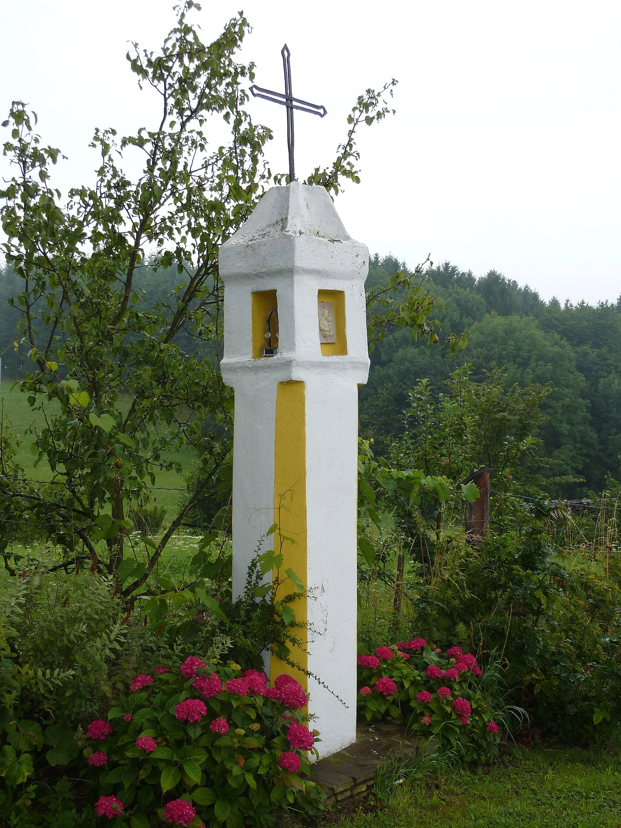 Photo showing: Bildstock an der westlichen Seite des Langeggerweges im Nordwesten des Ortes Gansbach (Gemeinde Dunkelsteinerwald) in Niederösterreich (er steht auf Gst. Nr. 1147 an der Grenze zu Gst. Nr. 124/4)

This media shows the protected monument with the number 90247 in Austria. (Commons, de, Wikidata)