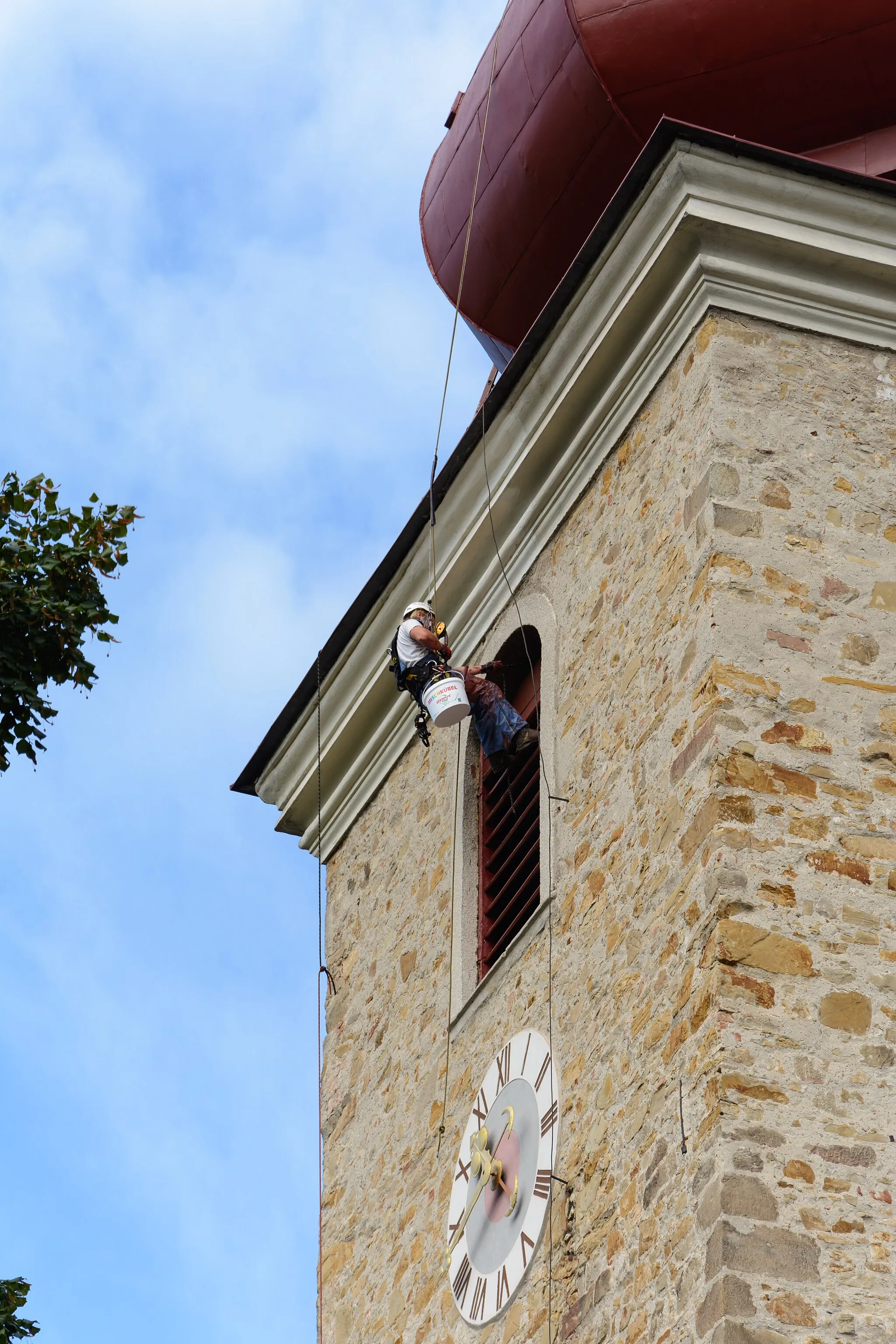 Photo showing: Painters on the tower of the parish church Maria Anzbach, Lower Austria