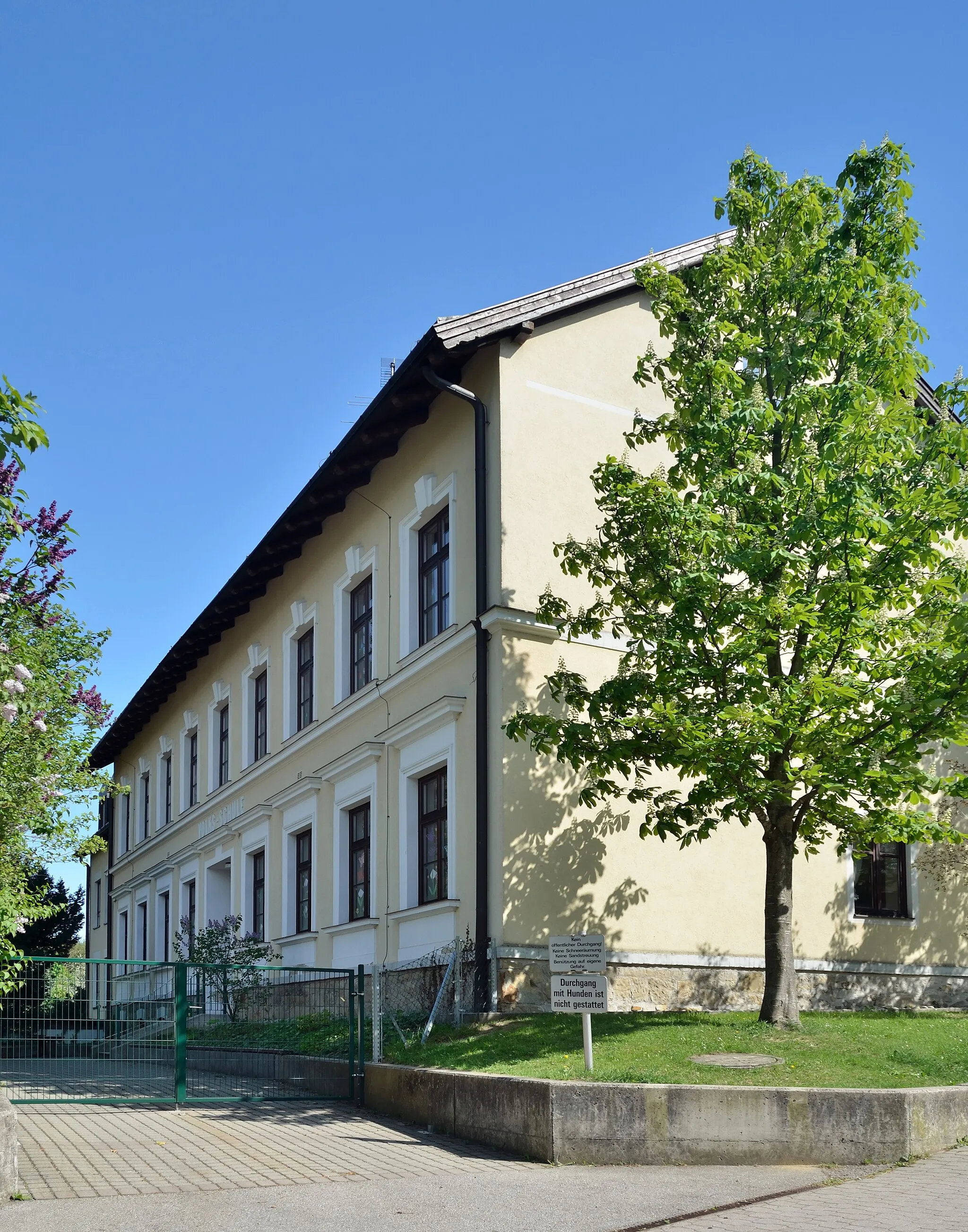 Photo showing: Primary school (Volksschule), Maria-Anzbach, Lower Austria