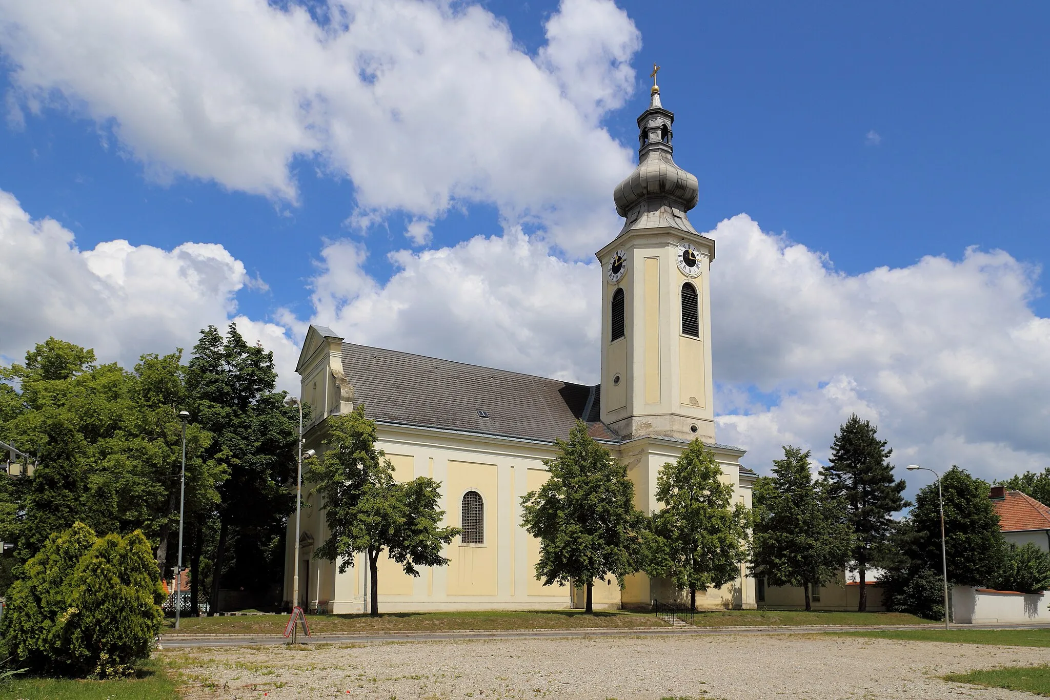 Photo showing: Südansicht der Pfarrkirche Mariae Himmelfahrt in der niederösterreichischen Marktgemeinde Obersiebenbrunn. Dieser großer einheitlicher Barockbau mit einem mächtigen Südturm wurde von 1722 bis 1724 in der Angermitte errichtet.
