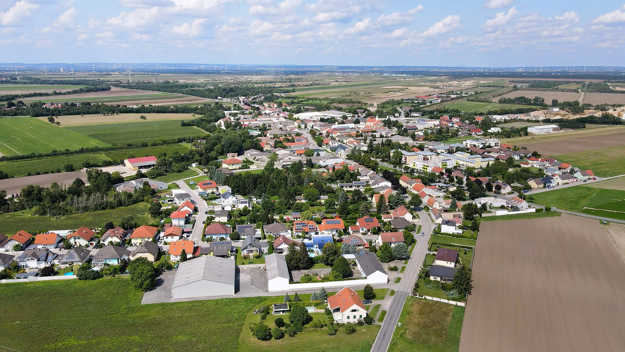 Photo showing: Aerial view of Markgrafneusiedl, Lower Austria.