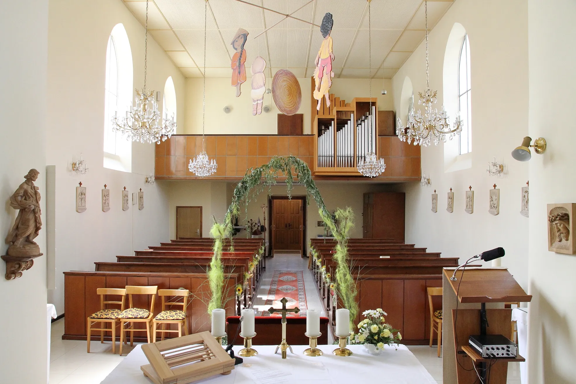 Photo showing: Die Innenansicht Richtung Empore der kath. Filialkirche hl. Anna in Siegersdorf, eine Ortschaft in der niederösterreichischen Marktgemeinde Pottendorf.