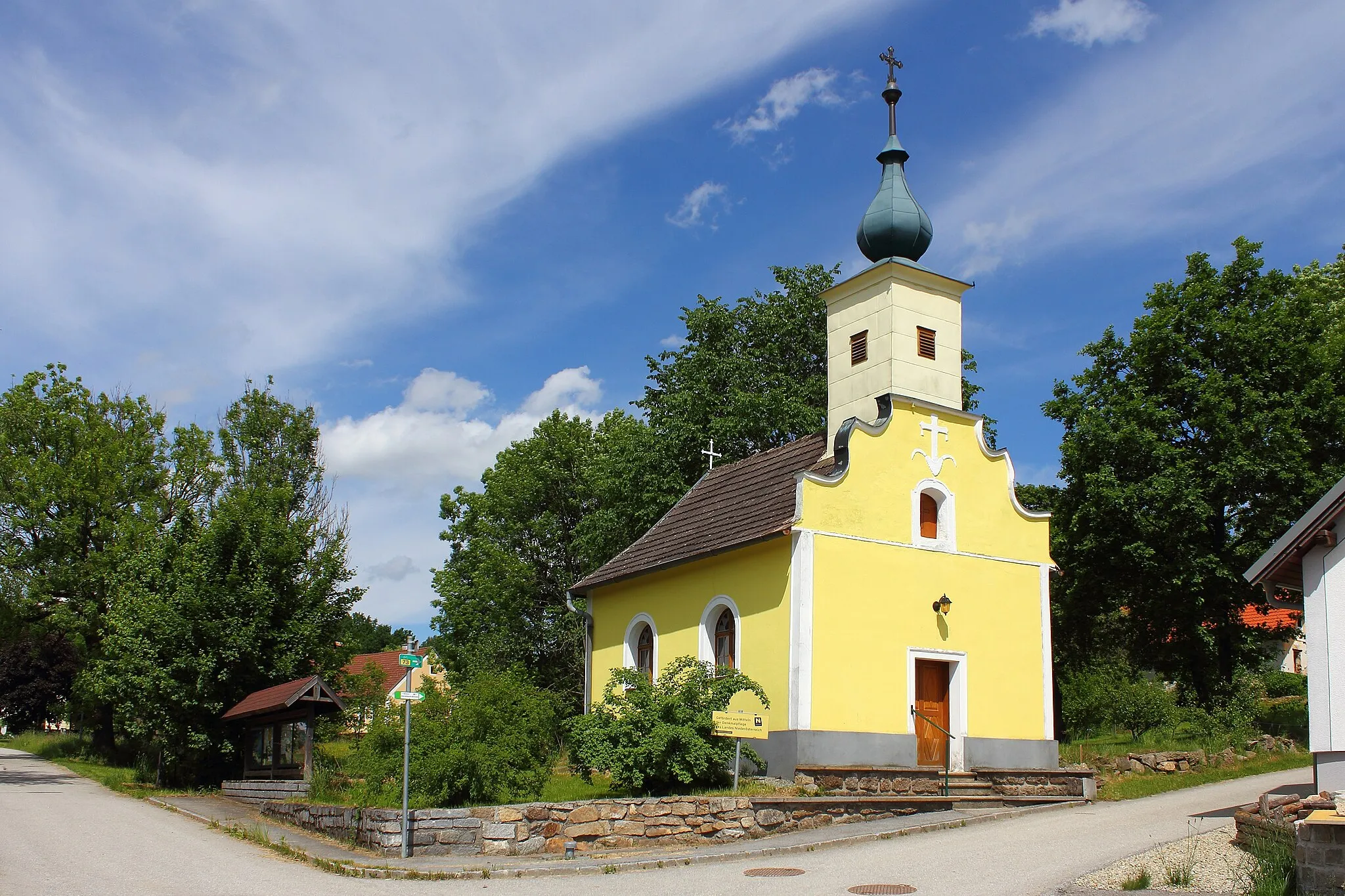 Photo showing: Die von Henri d’Artois gestiftete Kapelle in der Ortsmitte wurde 1843 erbaut.