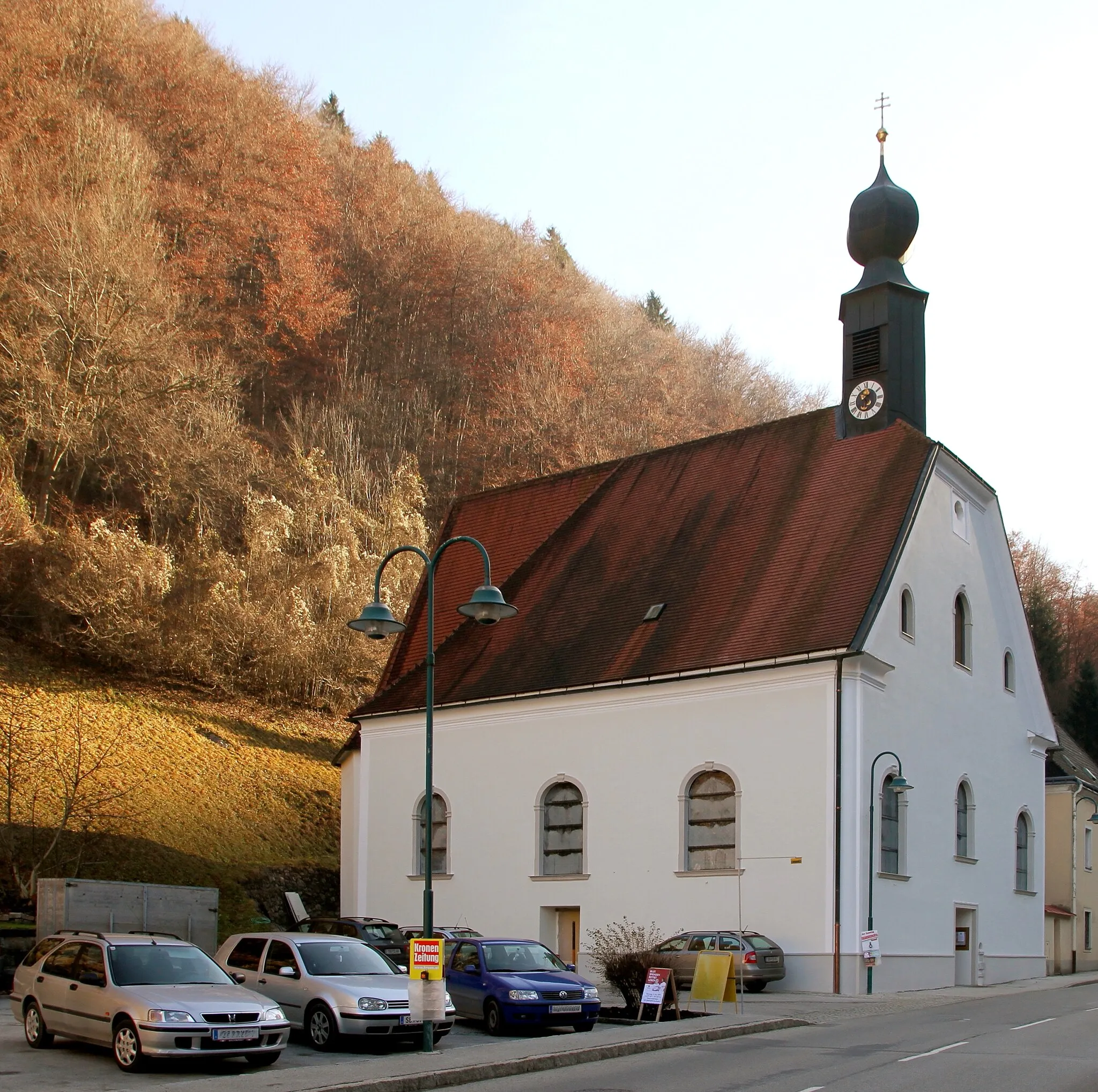 Photo showing: Katholische Pfarrkirche hl. Antonius von Padua in der niederösterreichischen Gemeinde St. Anton an der Jeßnitz. Die frühbarocke Hallenkirche wurde urkundlich 1683 erwähnt und 1691 geweiht. 1760 stürzte nach einem Brand der Turm und das Langhausgewölbe ein. Die Wiedererrichtung des Turmes erfolgte nur mehr als Dachreiter.