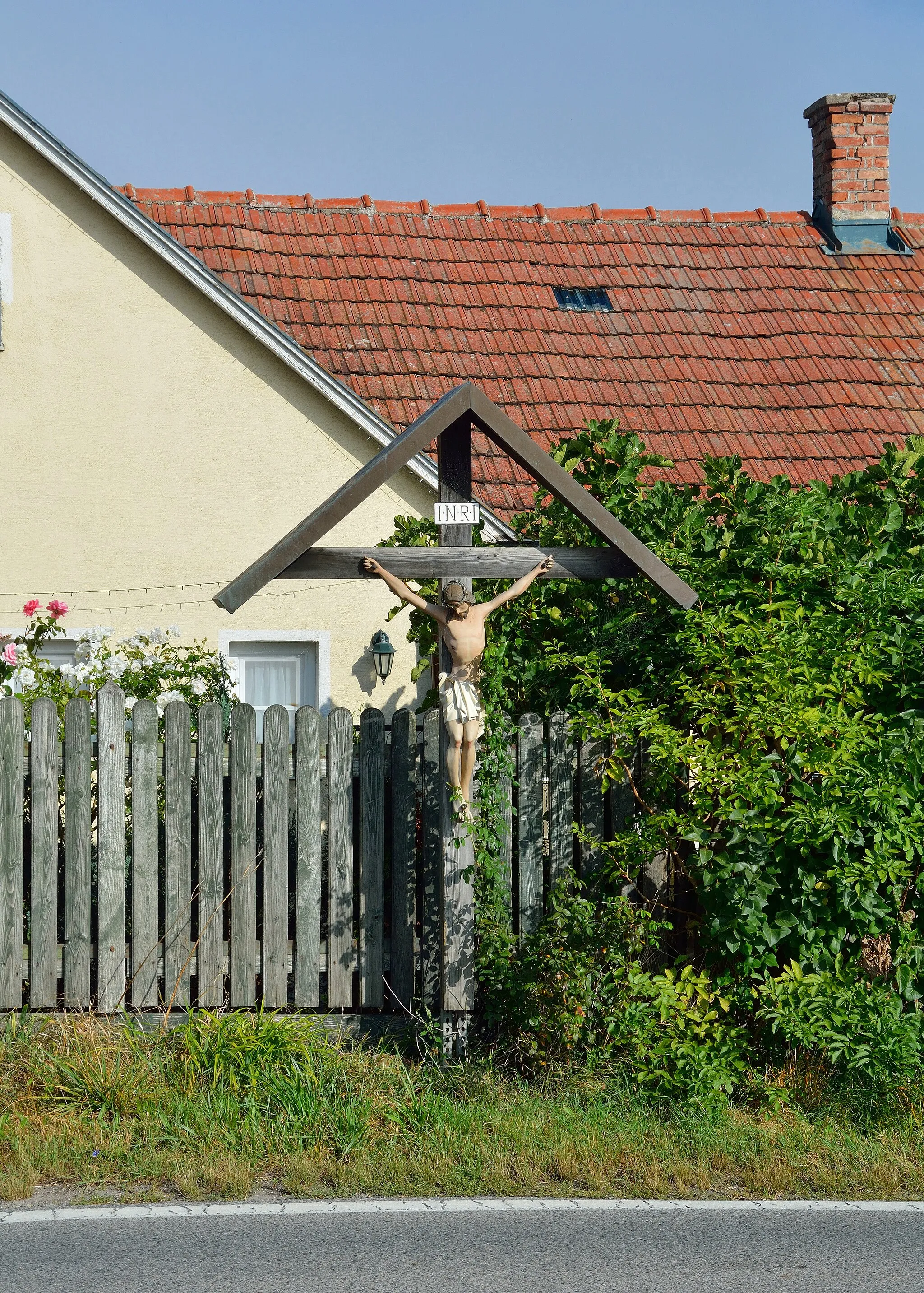 Photo showing: Kruzifix an der Schönfelder Straße 2 in der Ortschaft Schönfeld in Neulengbach, Niederösterreich.