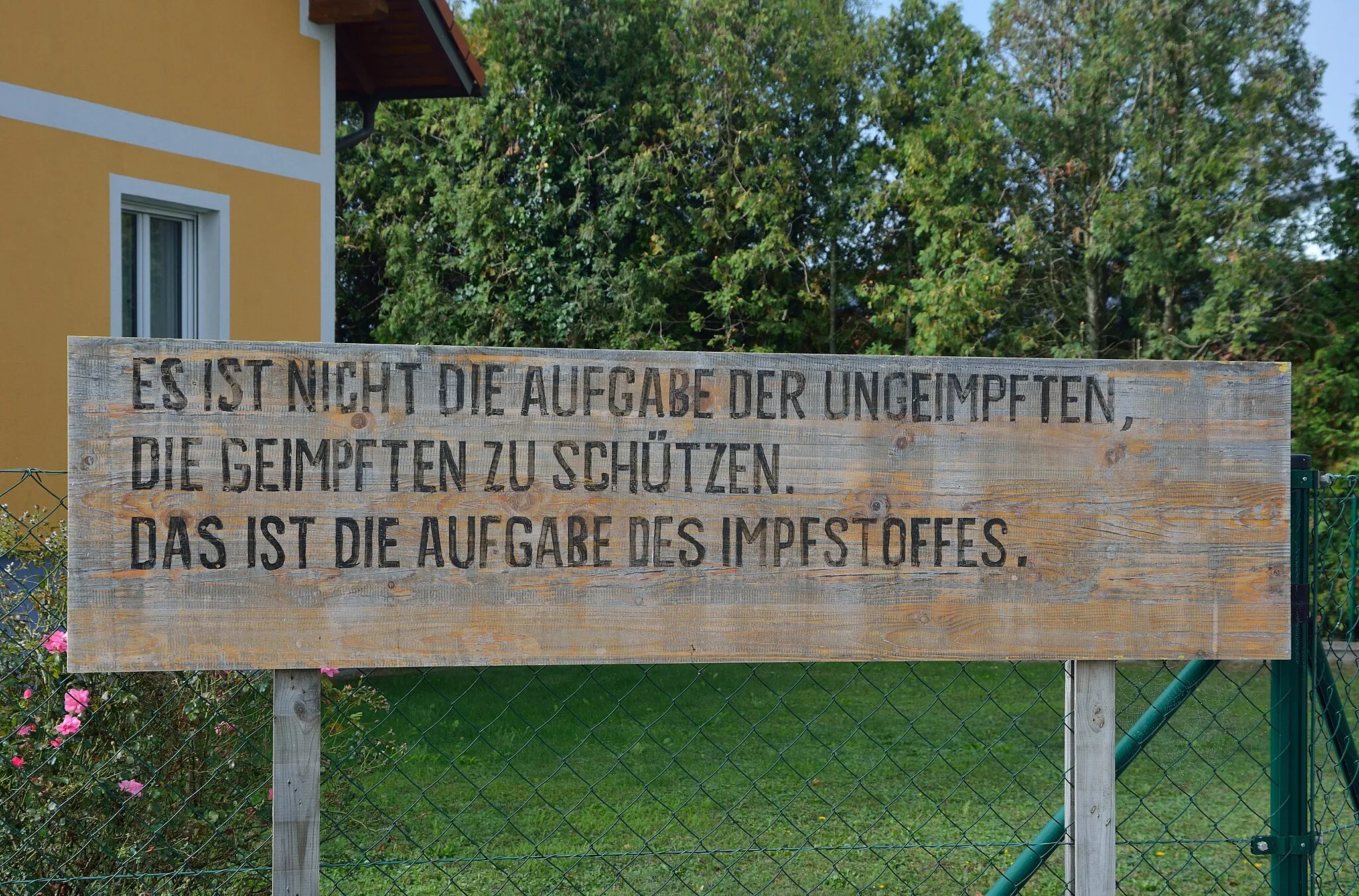 Photo showing: Covid-maßnahmenkritisches Schild in der Ortschaft Schönfeld in der niederösterreichischen Gemeinde Neulengbach.