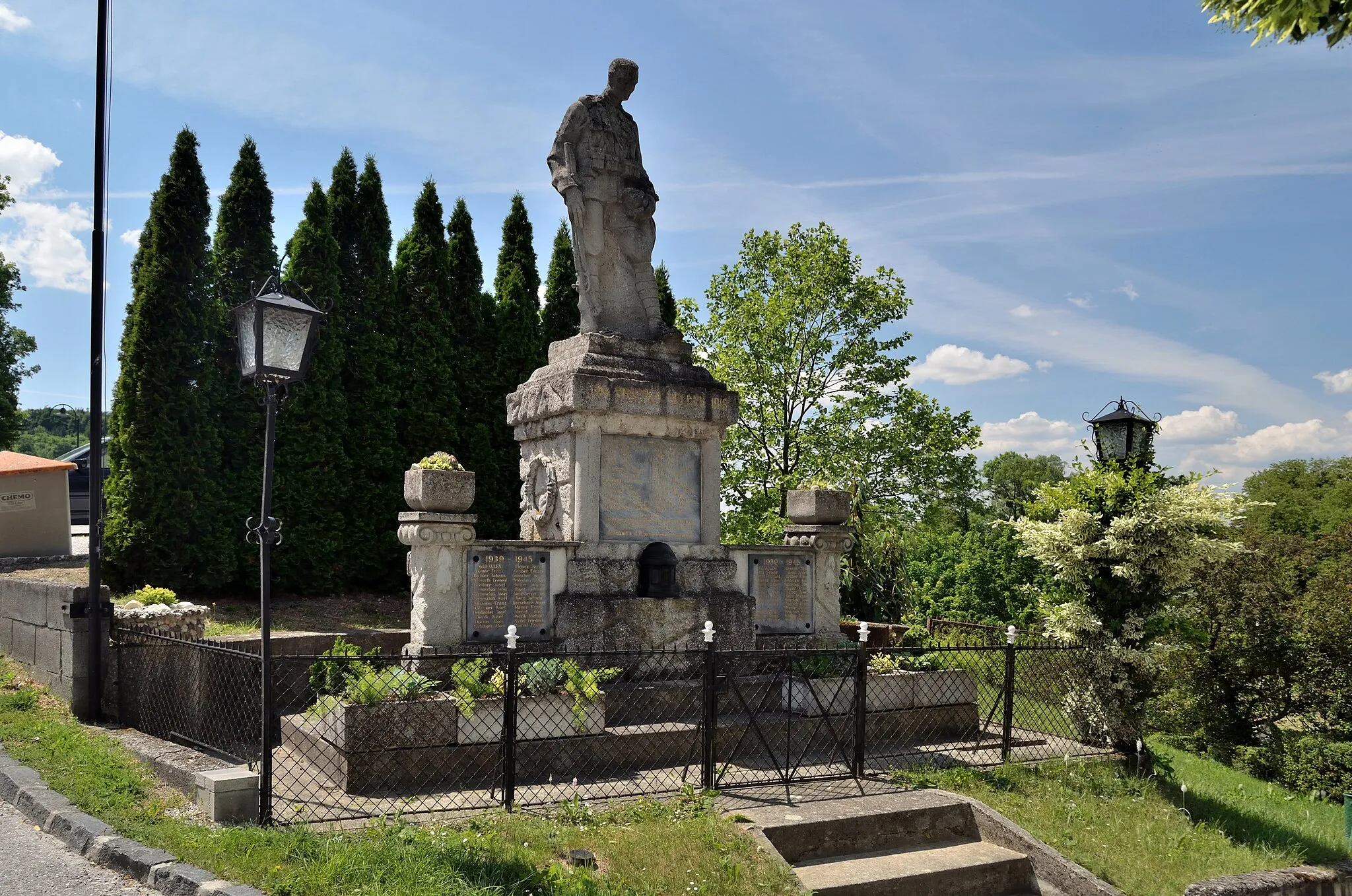 Photo showing: War memorial in Murstetten, municipality of Weißenkirchen an der Perschling, Lower Austria.