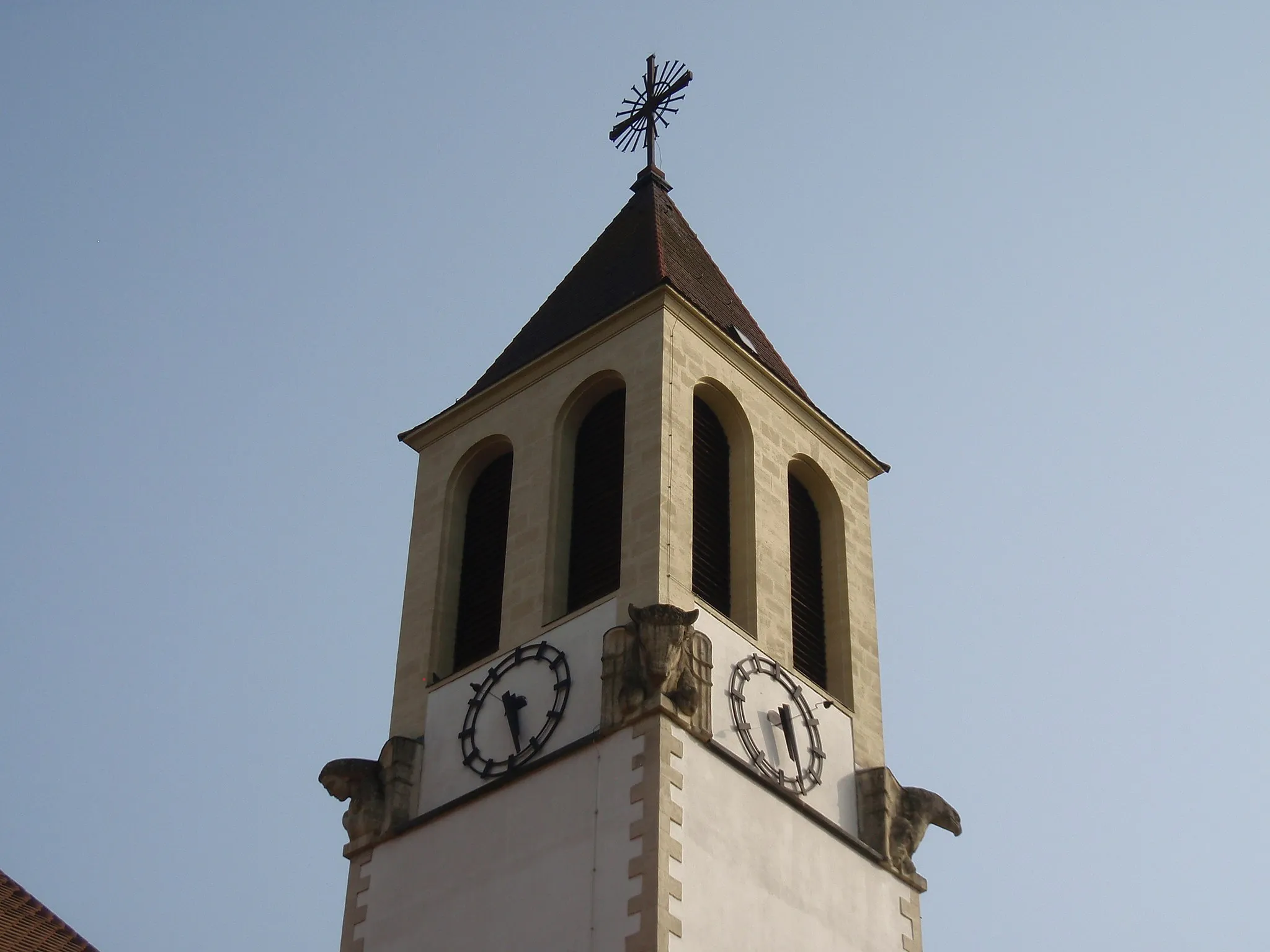 Photo showing: Steeple of the of the Roman Catholic Heart of Jesus Peace Church in Eichgraben named "Duomo of Vienna Woods" with the sculptures from sandstone of the Four Evangelists of Adolf Treberer-Treberspurg. To the left the Angel or Man of Matthew, to the middle the Ox or Calf of Luke an to the right the Eagle of John; the Lion of Mark is on this photo unvisible.