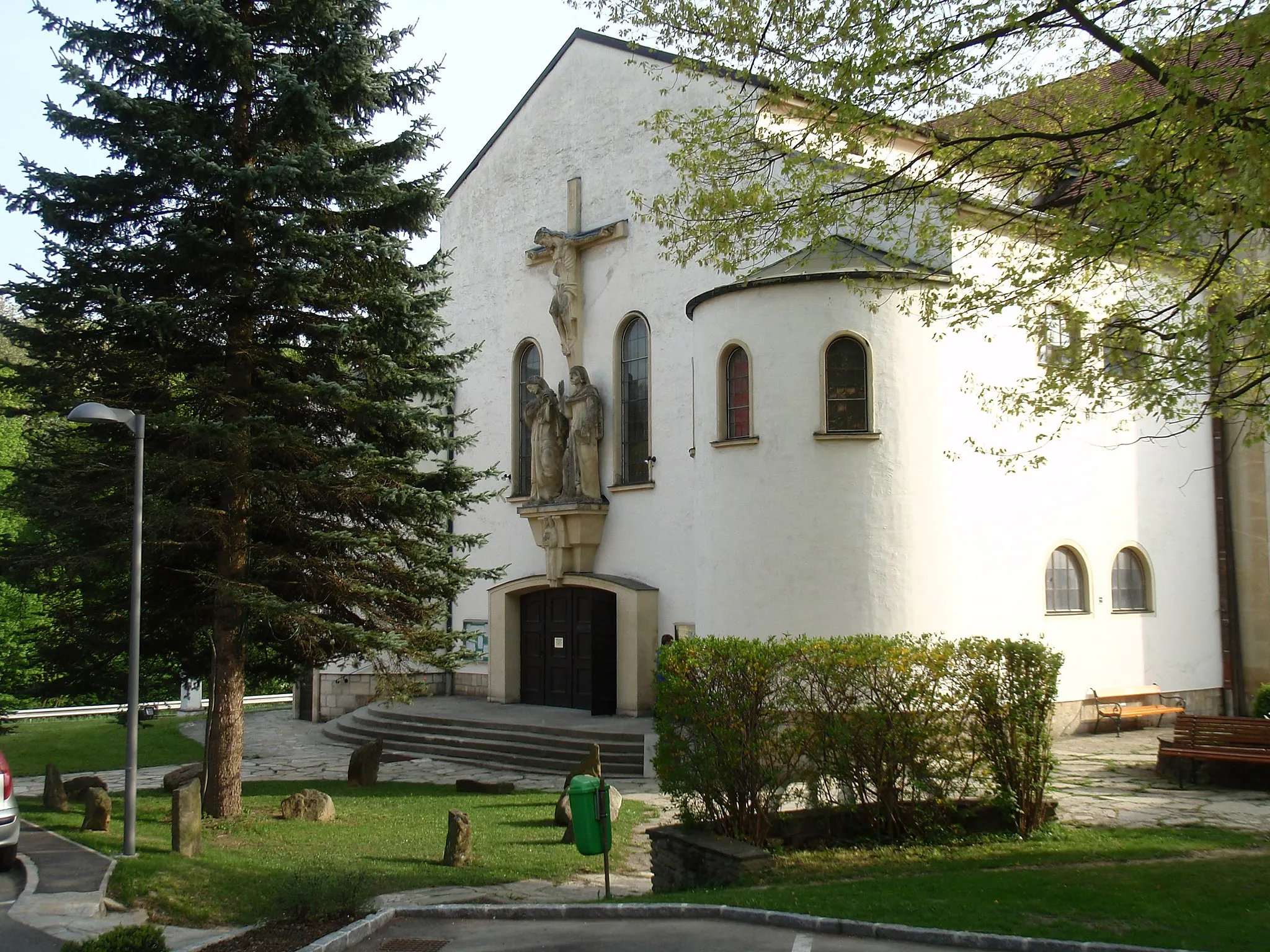 Photo showing: Main portal of the Roman Catholic Heart of Jesus Peace Church in Eichgraben named "Duomo of Vienna Woods" with crucifixion ensemble from sandstone of Adolf Treberer-Treberspurg.