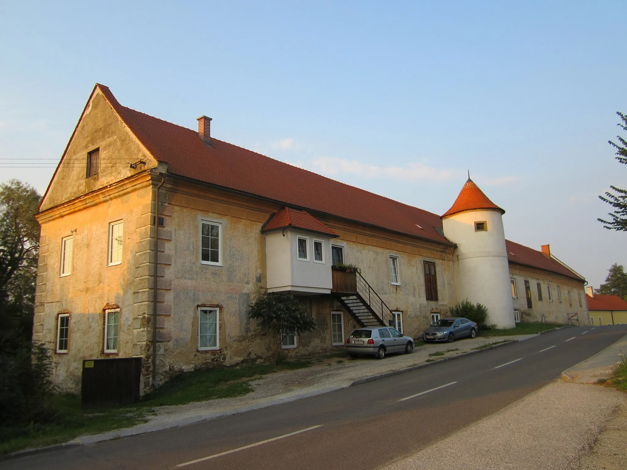 Photo showing: Ehemals herrschaftliches Brauhaus, erbaut kurz nach Erwerb der vollen Braugerechtigkeit 1606. Später Gutshof, ab 1827 Fabrik. Langgestreckter, zweigeschossiger Trakt mit Ziegelsatteldach. An der Straßenseite erhöhter Rundturm mit Kegeldach. Im Erdgeschoss Kreuzgratgewölbe.

This media shows the protected monument with the number 22391 in Austria. (Commons, de, Wikidata)