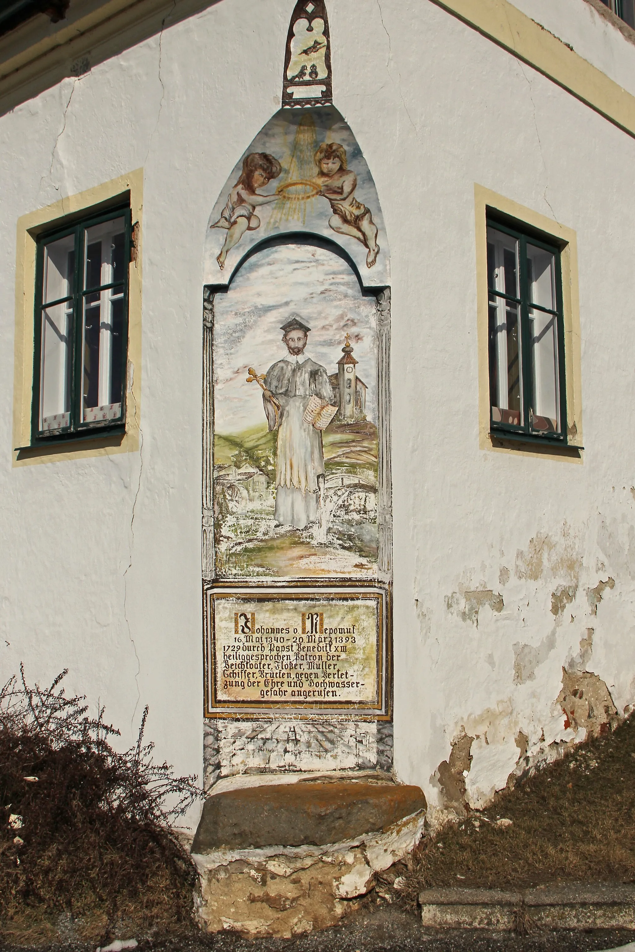 Photo showing: An der Ecke eines Hauses in Altwaidhofen befindet sich ein Wandgemälde Johannes Nepomuks.