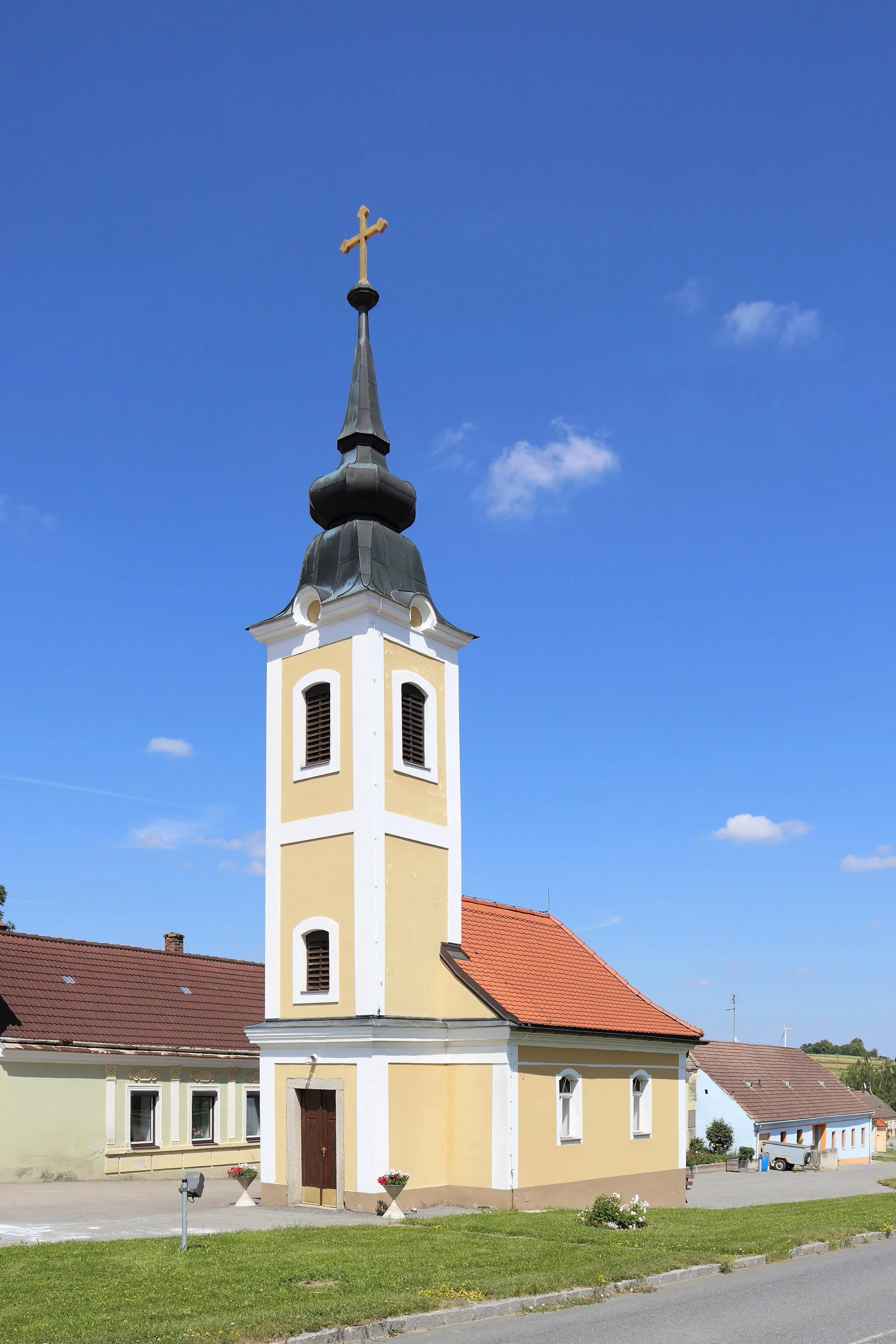 Photo showing: Ortskapelle Mariae Himmelfahrt in Seebs, ein Ortsteil der niederösterreichischen Marktgemeinde Ludweis-Aigen. Ein schlichter, innen flachgedeckter Bau aus dem frühen 19. Jahrhunderts. Der vorgestellte Fassadenturm dürfte später errichtet worden sein.