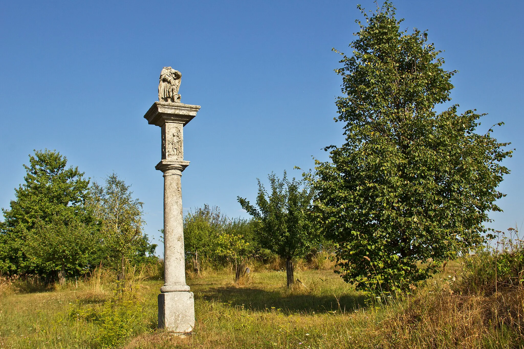 Photo showing: Westlich von Seebs befindet sich eine Bildsäule mit Heiligenreliefs am Quaderaufsatz und einer Figur des hl. Rochus aus dem Jahr 1757.