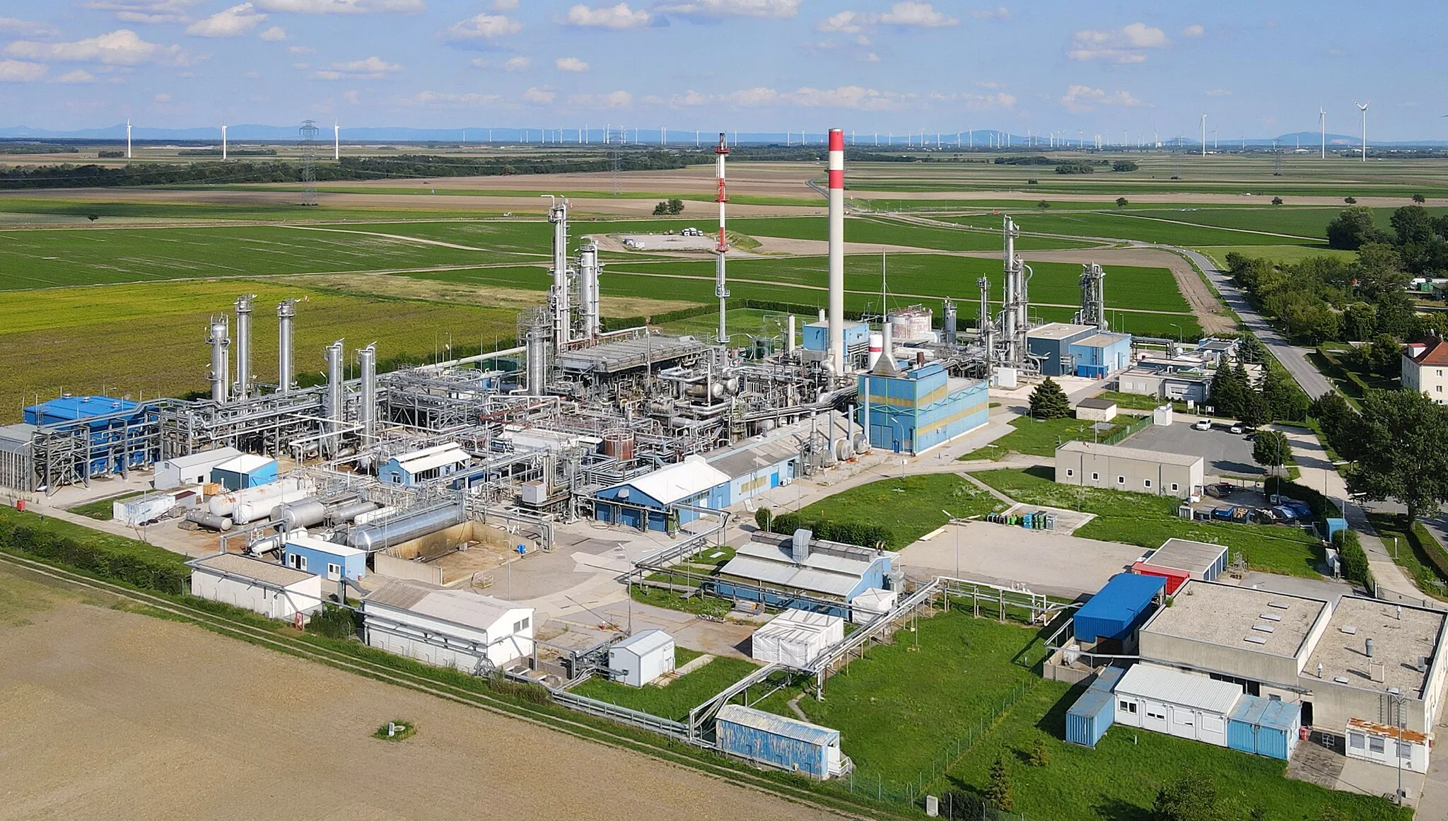 Photo showing: Natural gas processing plant in Aderklaa, Lower Austria.