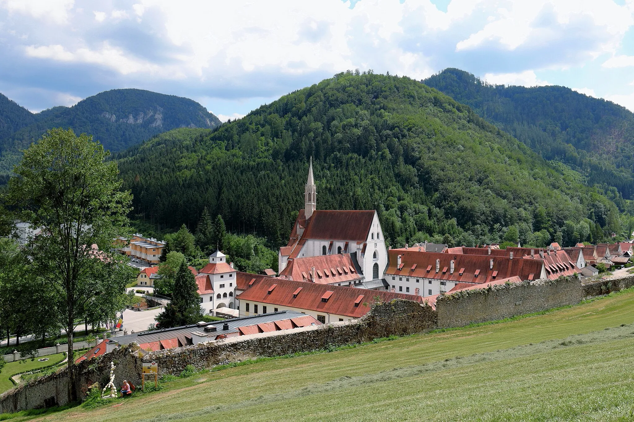 Photo showing: Nordansicht der Kartause Marienthron in der niederösterreichischen Marktgemeinde Gaming. Links das Dach des „Gartenhauses“, anschließend der Prälatenhof und dahinter die Klosterkirche, rechts von dieser das Dach des Bibliothekshofes und anschließend die ehemaligen Kartäuserzellen. Die größte Kartause der deutschen Ordensprovinz wurde ab 1332 errichtet und 1782 unter Kaiser Joseph II. aufgelöst.