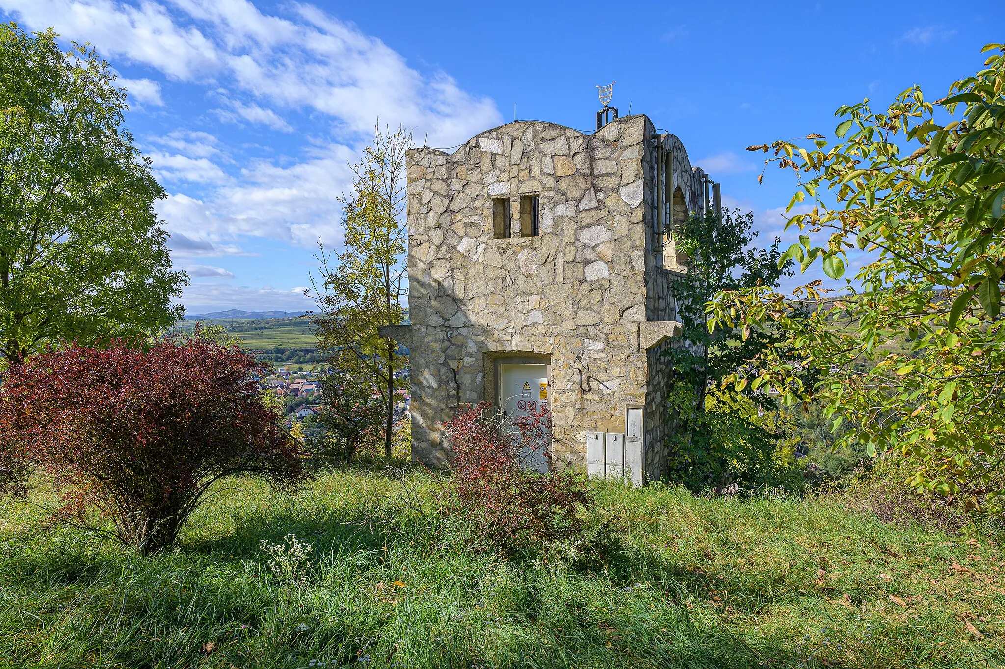 Photo showing: On a path at Heiligenstein in Zöbing / Langenlois there is a water tower that is also used as a mobile phone station.