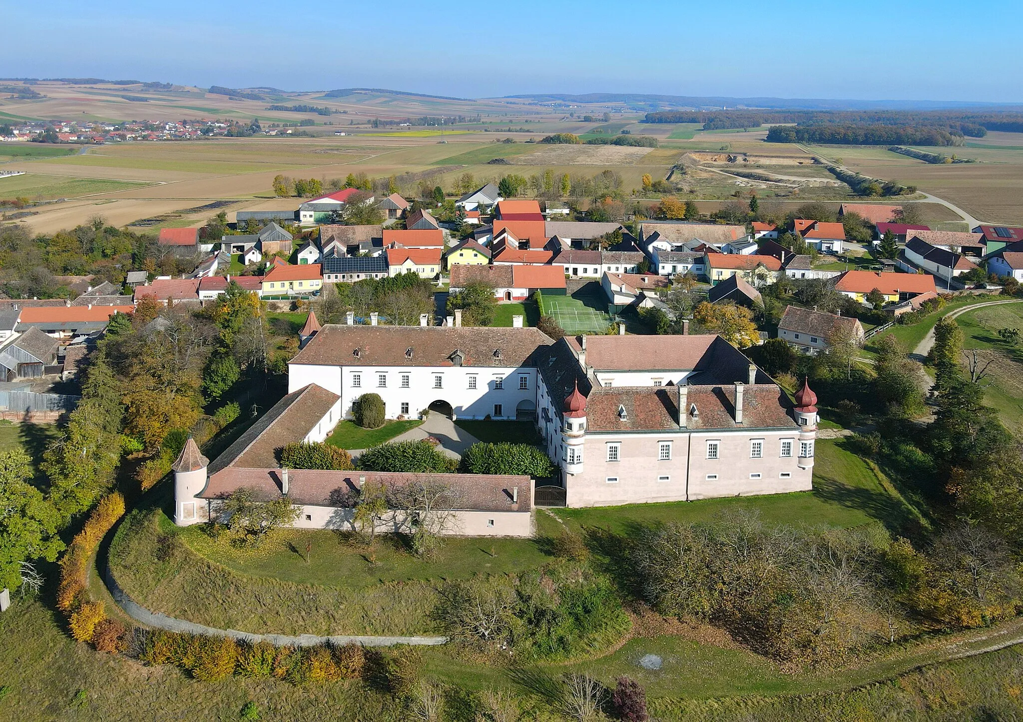 Photo showing: Weyerburg Castle in Hollabrunn, Lower Austria.