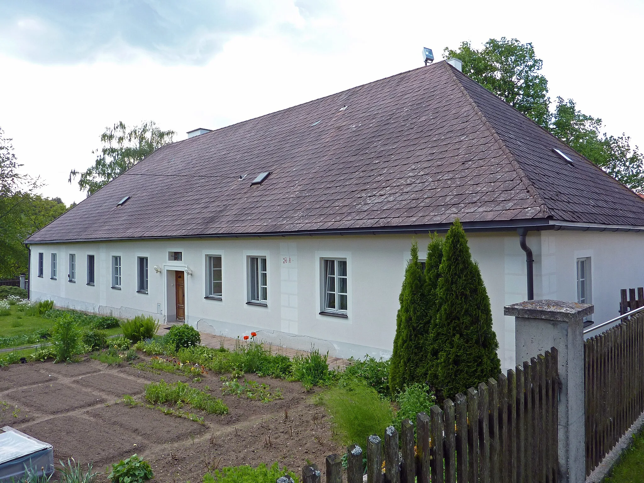 Photo showing: Pfarrhof Grainbrunn, Sallingberg, Niederösterreich

This media shows the protected monument with the number 53895 in Austria. (Commons, de, Wikidata)