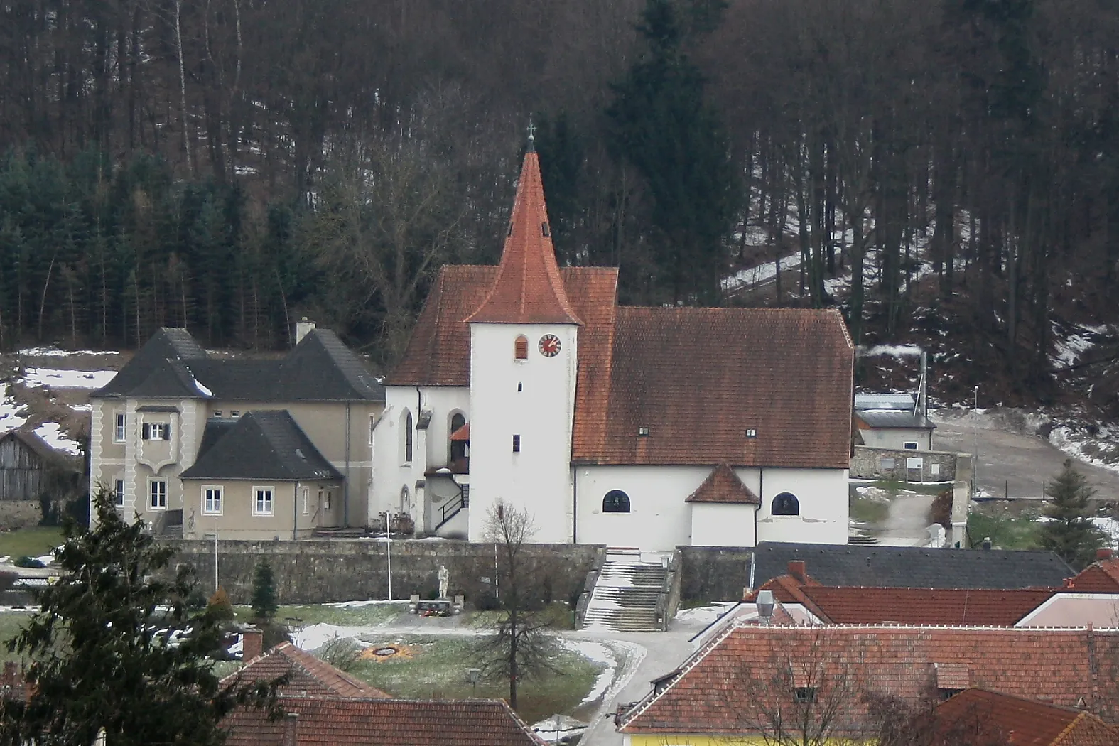 Photo showing: Die Nordansicht der röm.-kath. Pfarrkirche von Altlengbach