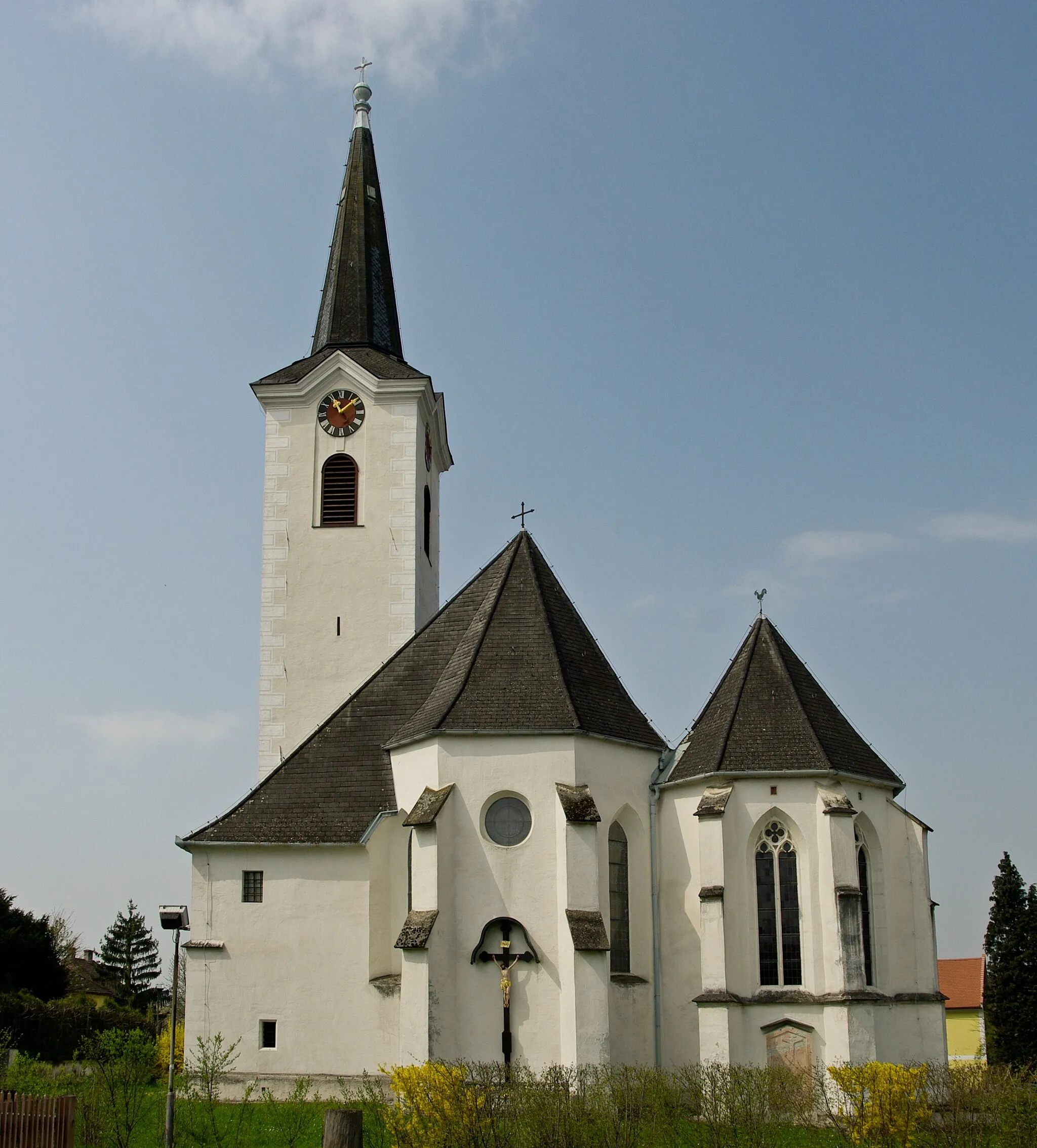 Photo showing: Pfarrkirche St. Leonhard am Forst