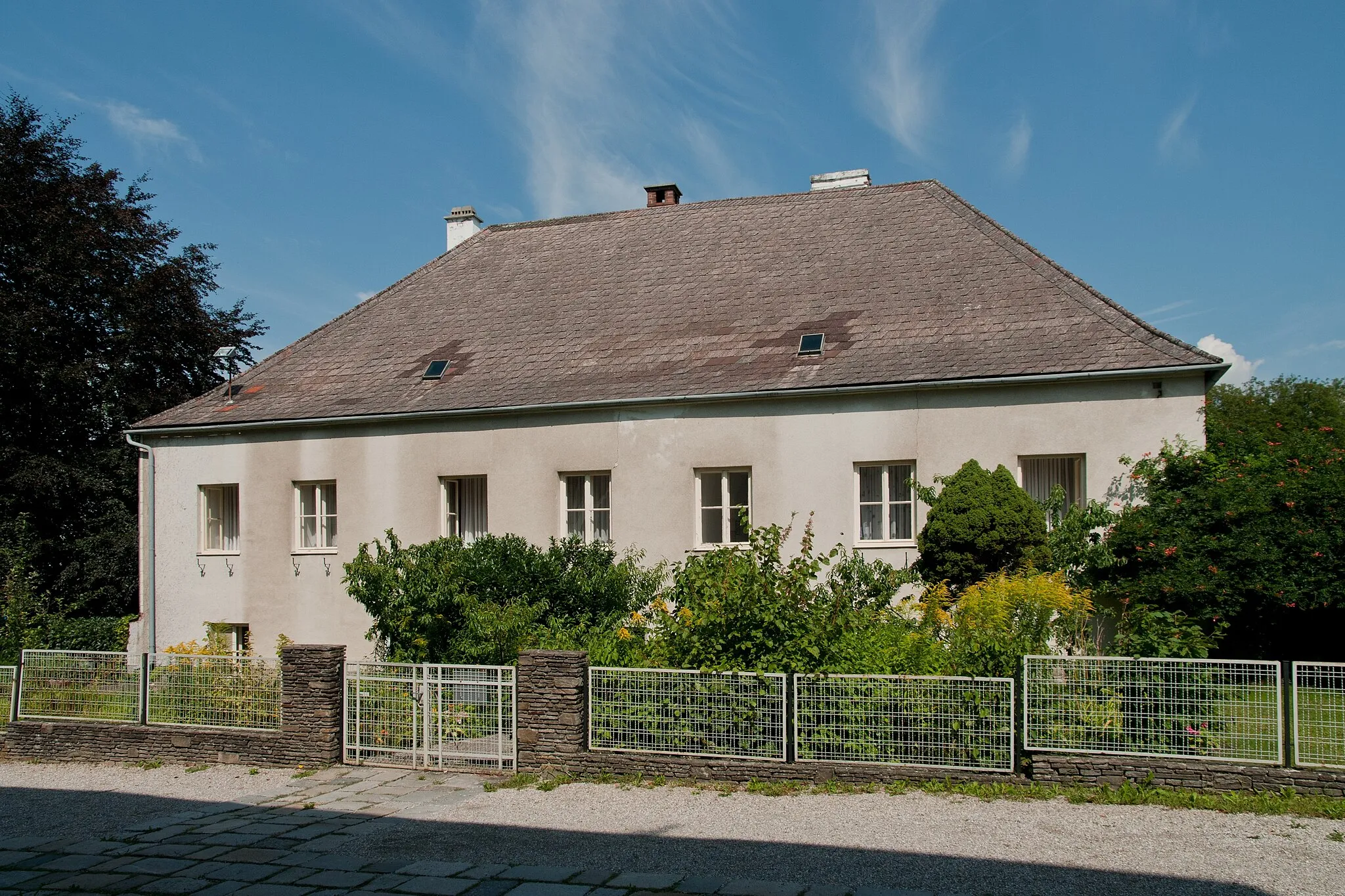 Photo showing: Pfarrhof St. Leonhard am Forst.
