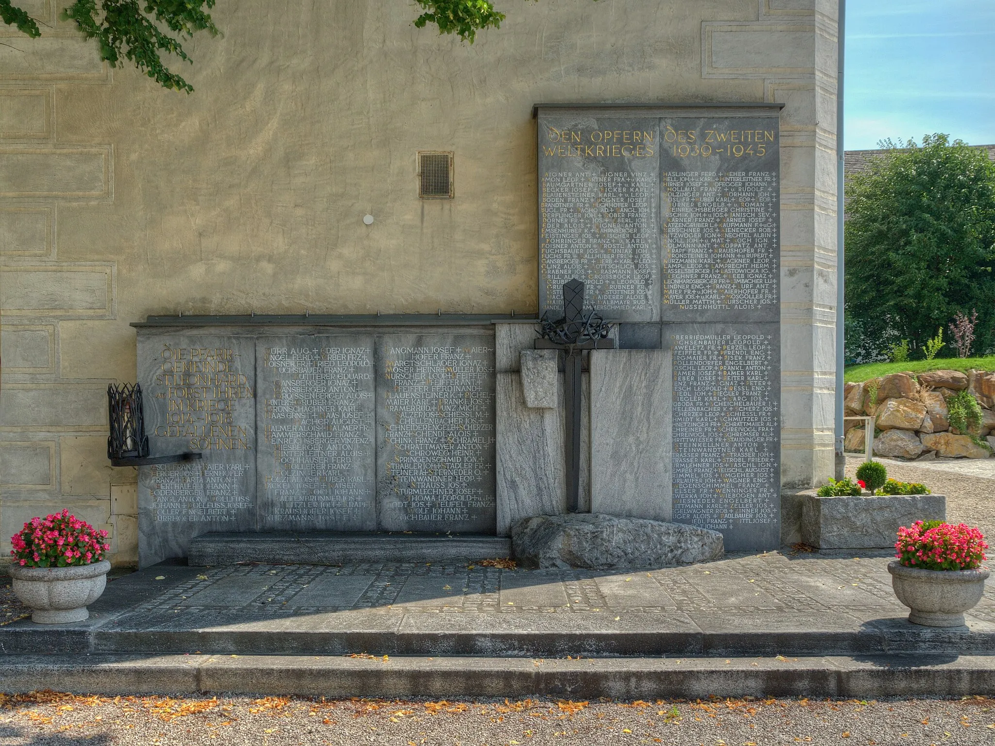 Photo showing: Kriegerdenkmal an der Pfarrkirche in St. Leonhard am Forst.