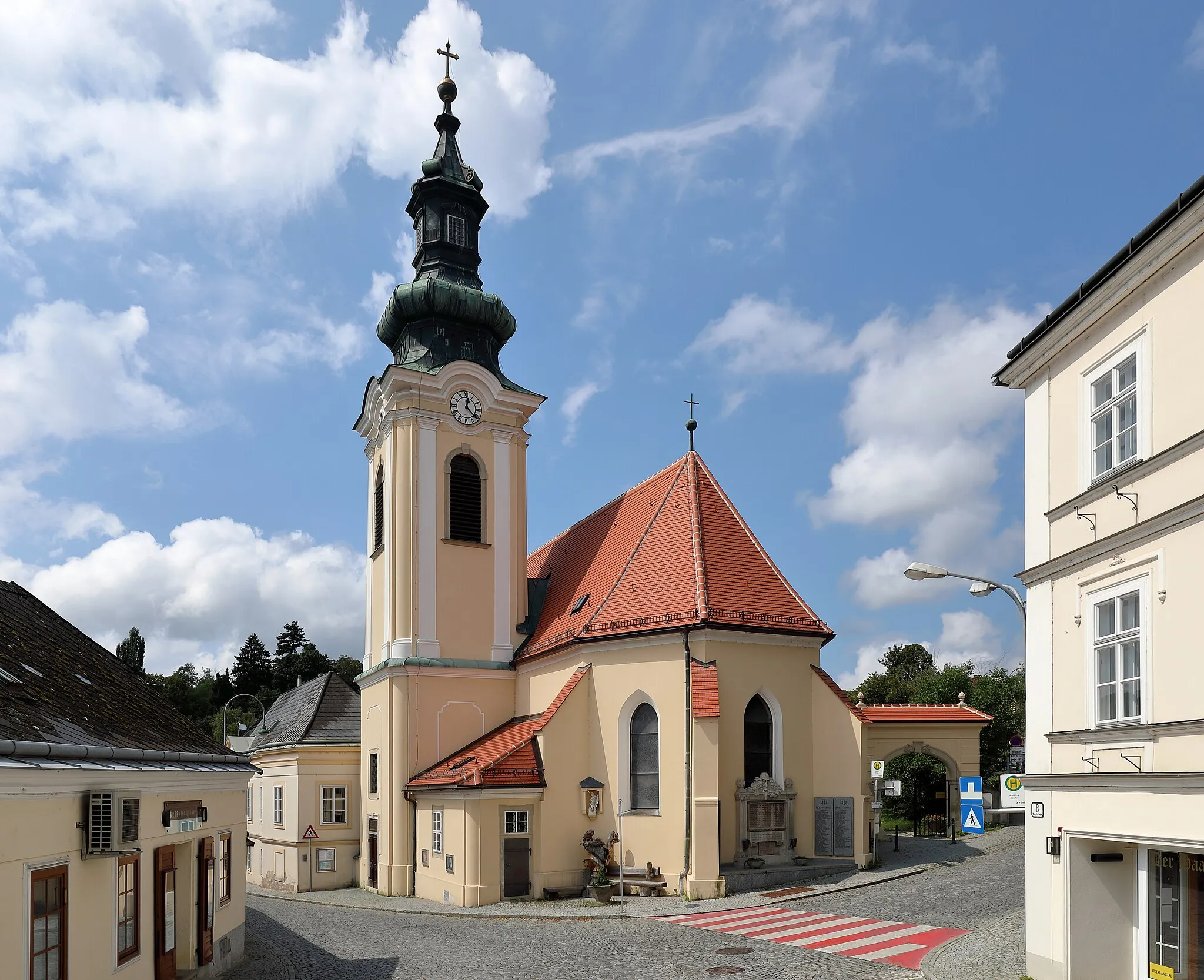 Photo showing: Die röm.-kath. Pfarrkirche hll. Peter und Paul im Ortszentrum von Weidling, ein Dorf in der politischen Stadtgemeinde Klosterneuburg. Die Kirche wurde Anfang des 15. Jahrhunderts als Kapelle errichtet. Nach der Türkenbelagerung erfolgte Ende des 17. Jahrhunderts ein Wiederaufbau und eine Erweiterung. Der jetzige Glockenturm mit dem Zwiebelhelm wurde 1831 nach den Plänen des Stifts- und Stadtbaumeister Ignaz Decherbauer errichtet.