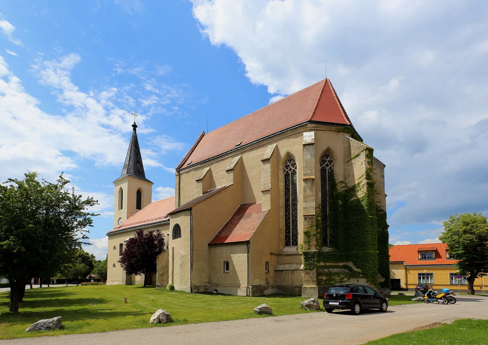 Photo showing: Südostansicht der Pfarrkirche hl. Margaretha der niederösterreichischen Stadt Marchegg. Der mächtige, mehrfach veränderter Sakralbau mit dominierendem frühgotischem Chor aus dem 3. Viertel des 13. Jahrhundert war ursprünglich von einem Friedhof umgeben und befindet sich in der Stadtmitte. Die Kirche war 1268 als große dreischiffige Stadtpfarrkirche konzipiert. Nach schweren Zerstörungen durch den ersten österreichischen Türkenkrieg 1529 und 1634 (Schwedenkrieg) wurde nur der Chorbau als Kirche verwendet. Unter Karl Fürst Pálffy errichtete man 1789/90 das wesentlich kleinere Langhaus. Der zweigeschossige Westturm mit steilem Spitzhelm wurde 1855 errichtet.