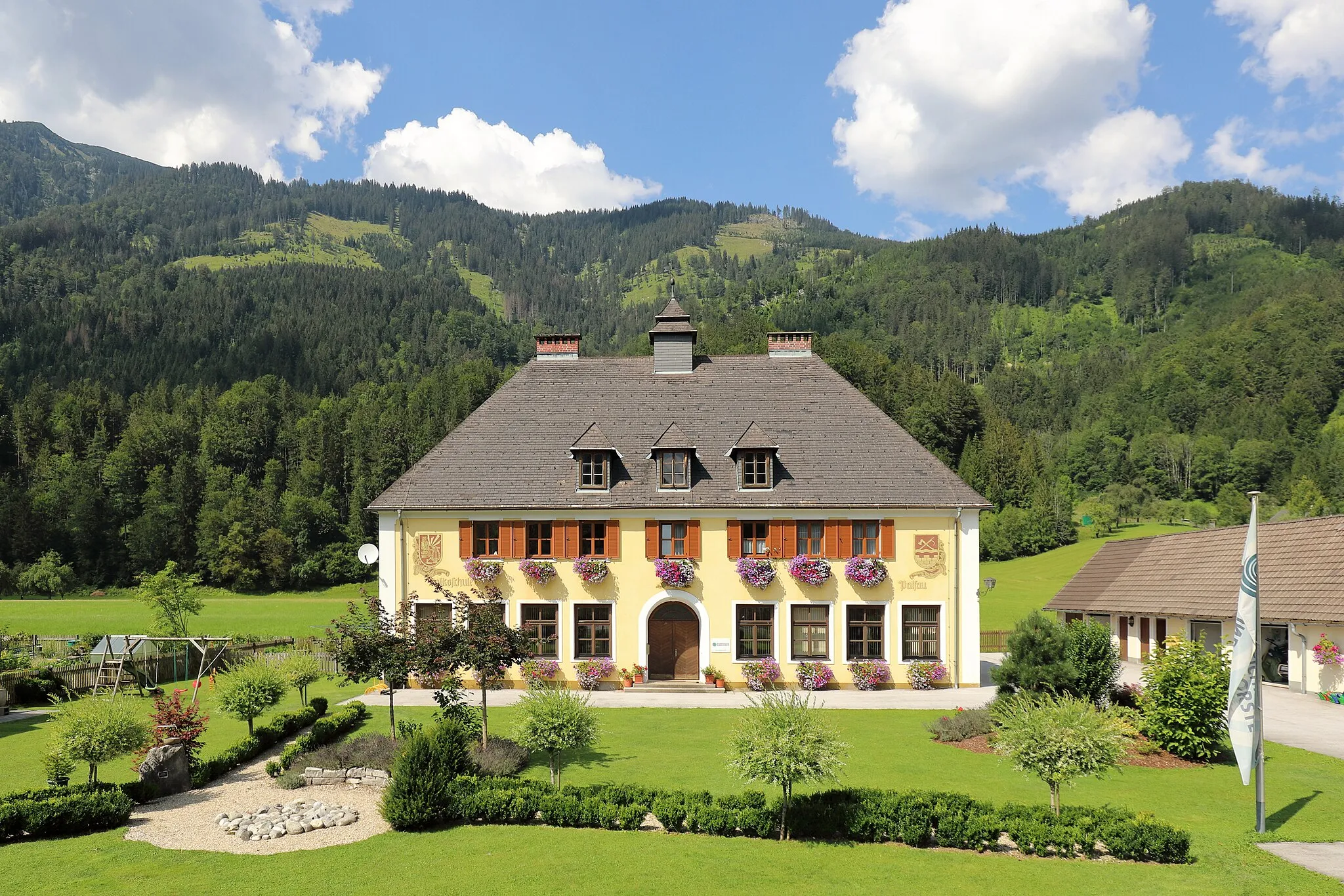 Photo showing: Südansicht der Volksschule in Palfau, ein Ortsteil der steiermärkischen Gemeinde Landl. Palfau ist eine Ortschaft, Katastralgemeinde und ehemalige Gemeinde mit rd. 400 Einwohnern (Stand: 2014). Im Rahmen der steiermärkischen Gemeindestrukturreform 2015 sind die Gemeinden Gams bei Hieflau, Landl und die (vorher im Bezirk Leoben liegende) Gemeinde Hieflau zusammengeschlossen worden.