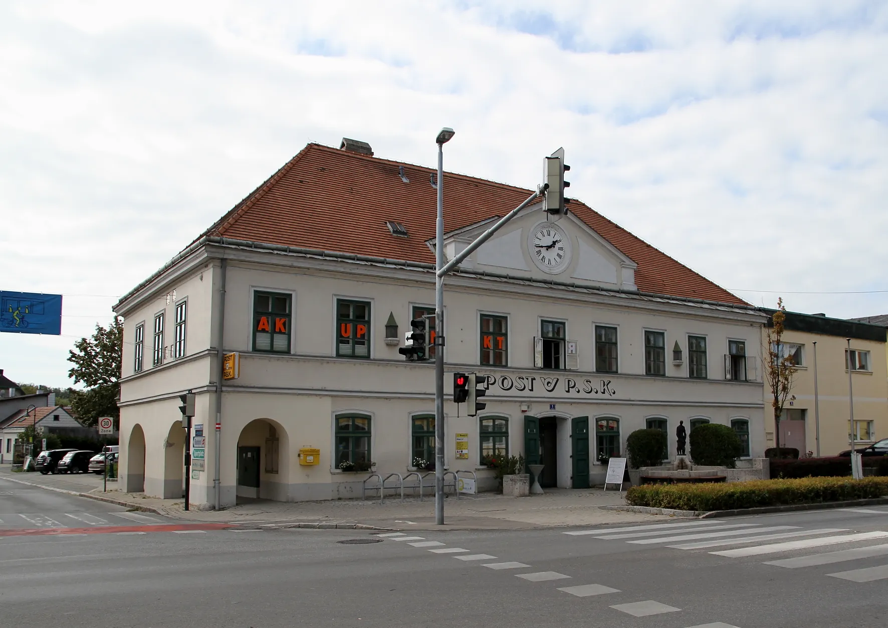 Photo showing: Das denkmalgeschützte Postgebäude und ehemalige  Gemeindeamt der niederösterreichischen Marktgemeinde Langenzersdorf.