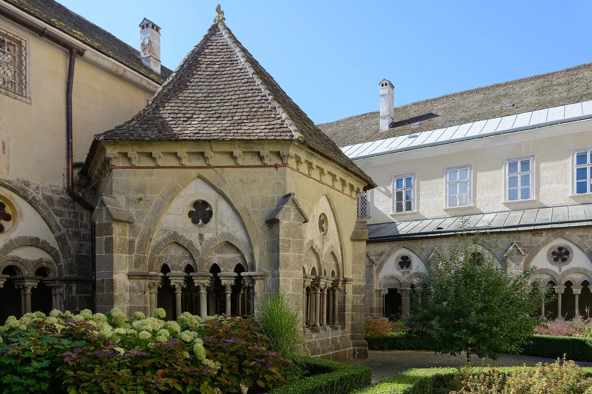 Photo showing: Inner courtyard and lavatorium in the cloister of Zwettl Abbey, Lower Austria