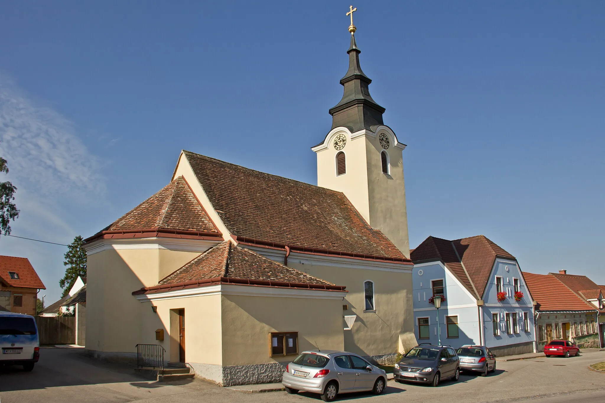 Photo showing: Die schlichte, barocke Saalkirche mit Westturm und nördlichem Sakristeianbau steht am östliche Ende der südlichen Platzfront.