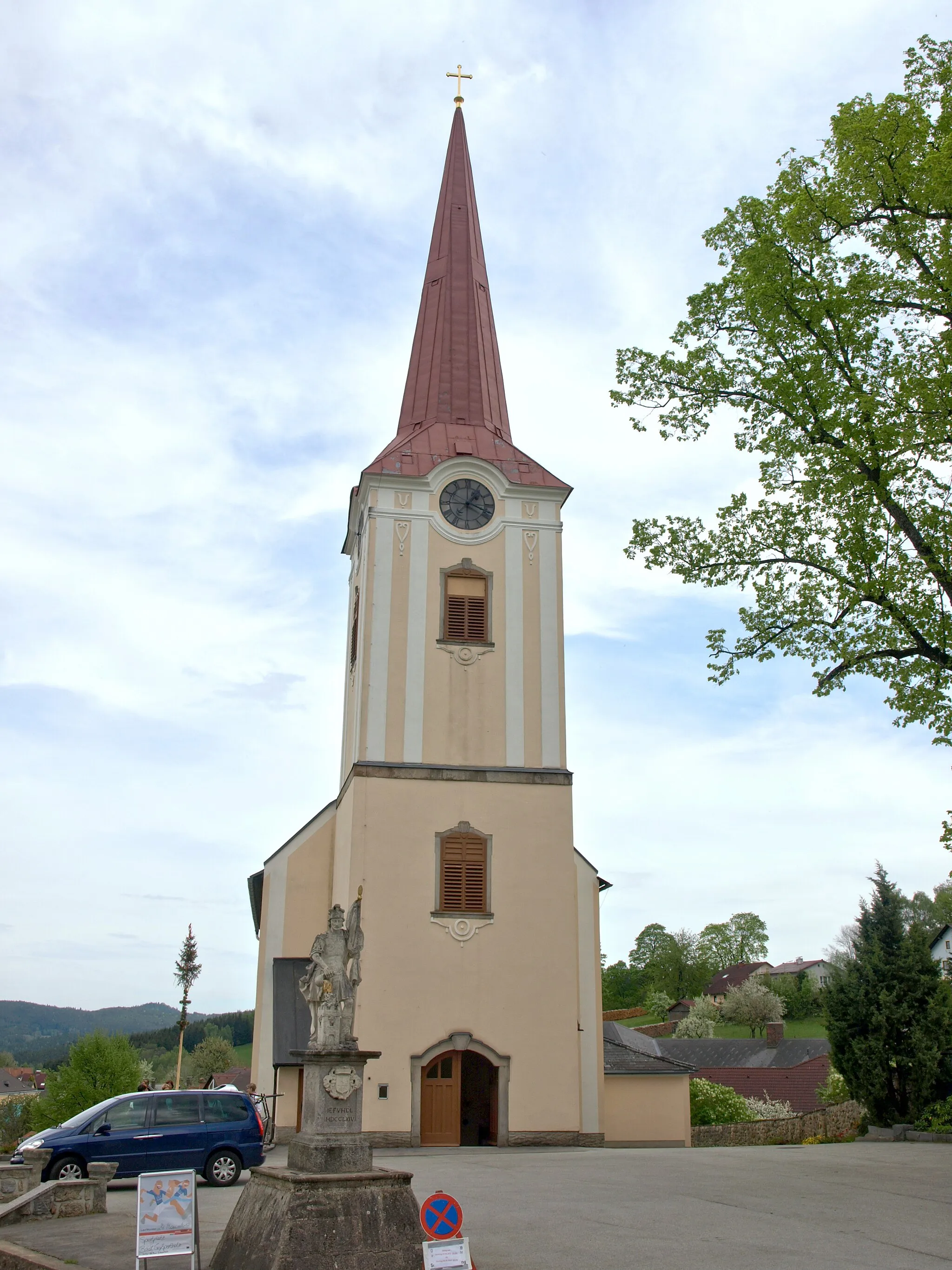Photo showing: Kath. Pfarrkirche hll. Bartholomäus und Thomas, davor der hl. Florian