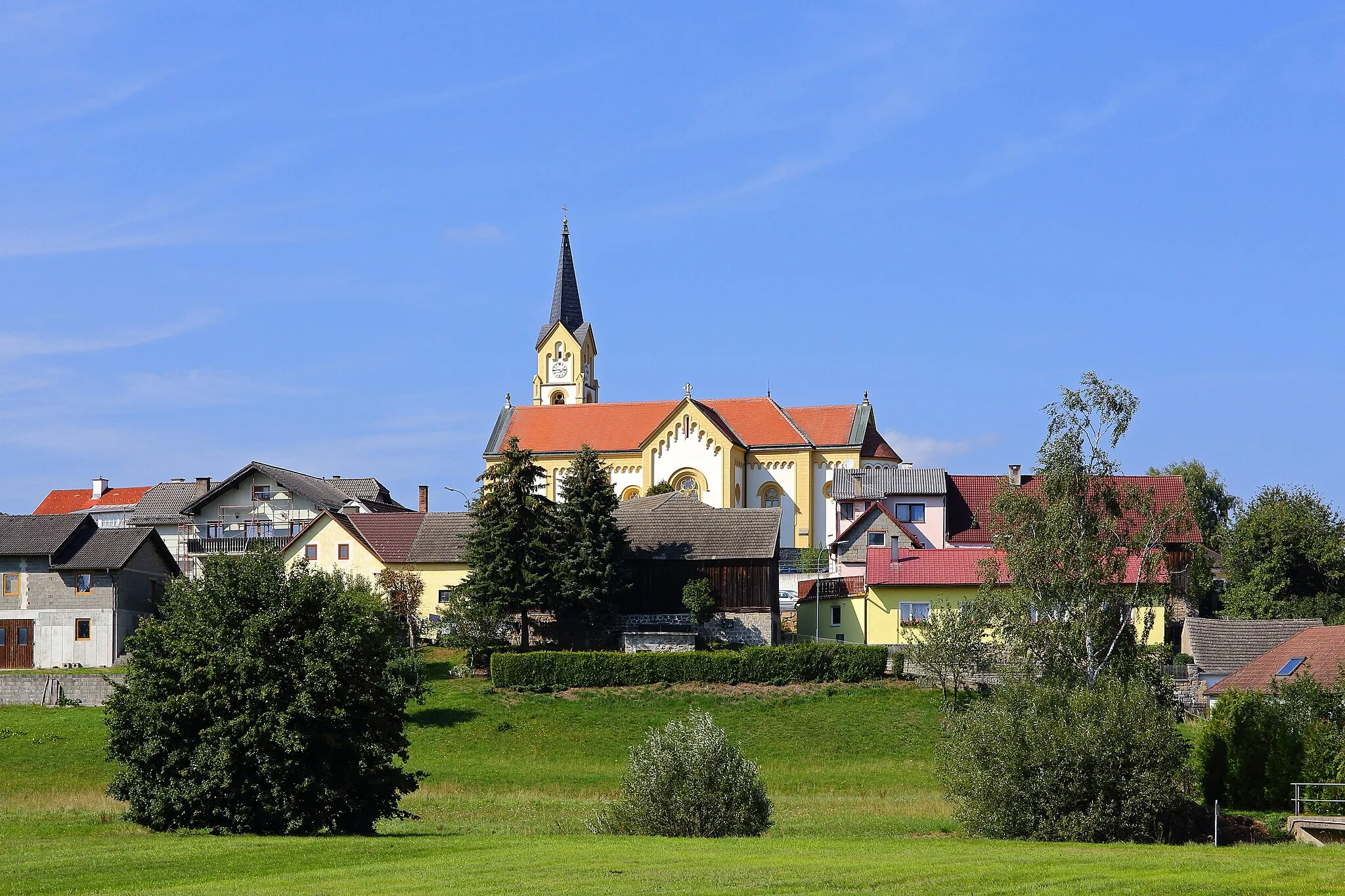 Photo showing: Die im Südteil von Langschwarza gelegene Pfarrkirche hl. Ägydius ist eine neoromanische Saalkirche mit Querarmen und Nordturm.