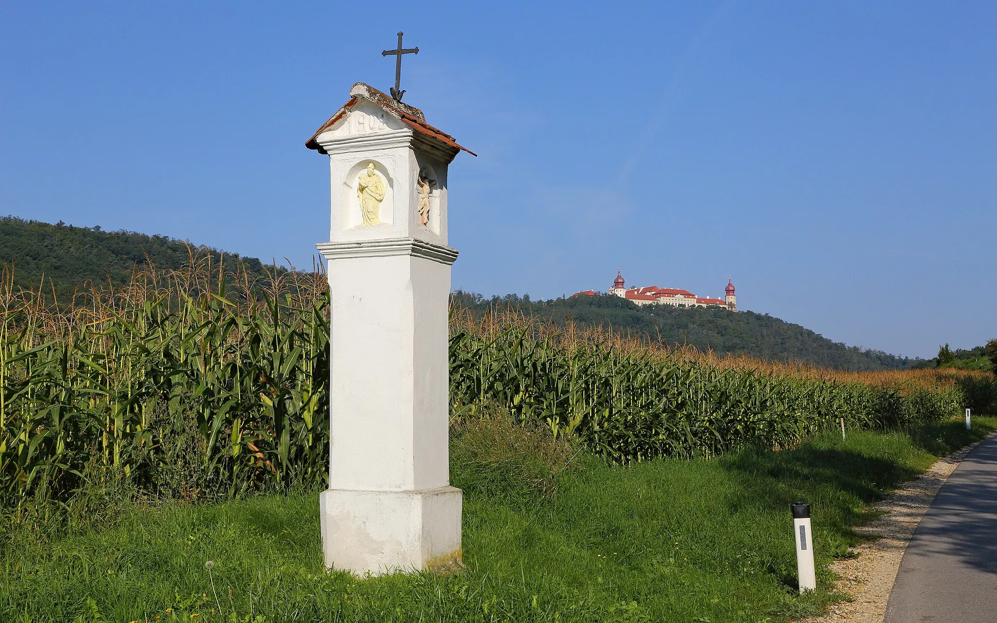 Photo showing: Das Föllndorfer Kreuz ist ein vierkantiger Säulenbildstock mit abgeschrägten Ecken westlich von Eggendorf (Gemeinde Paudorf). Im Hintergrund: Stift Göttweig