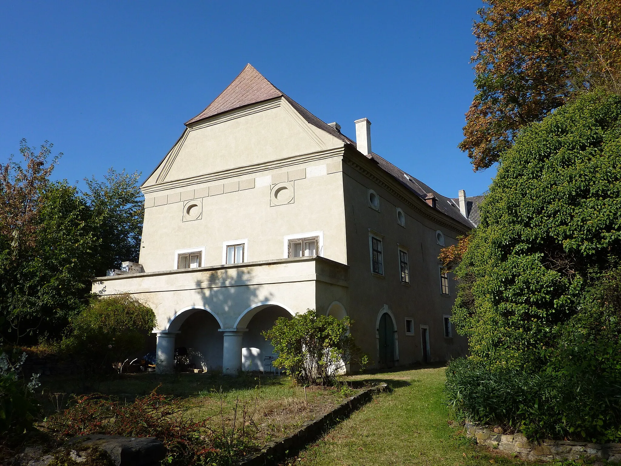 Photo showing: Schloss Rastbach, Gföhl, Niederösterreich

This media shows the protected monument with the number 33295 in Austria. (Commons, de, Wikidata)