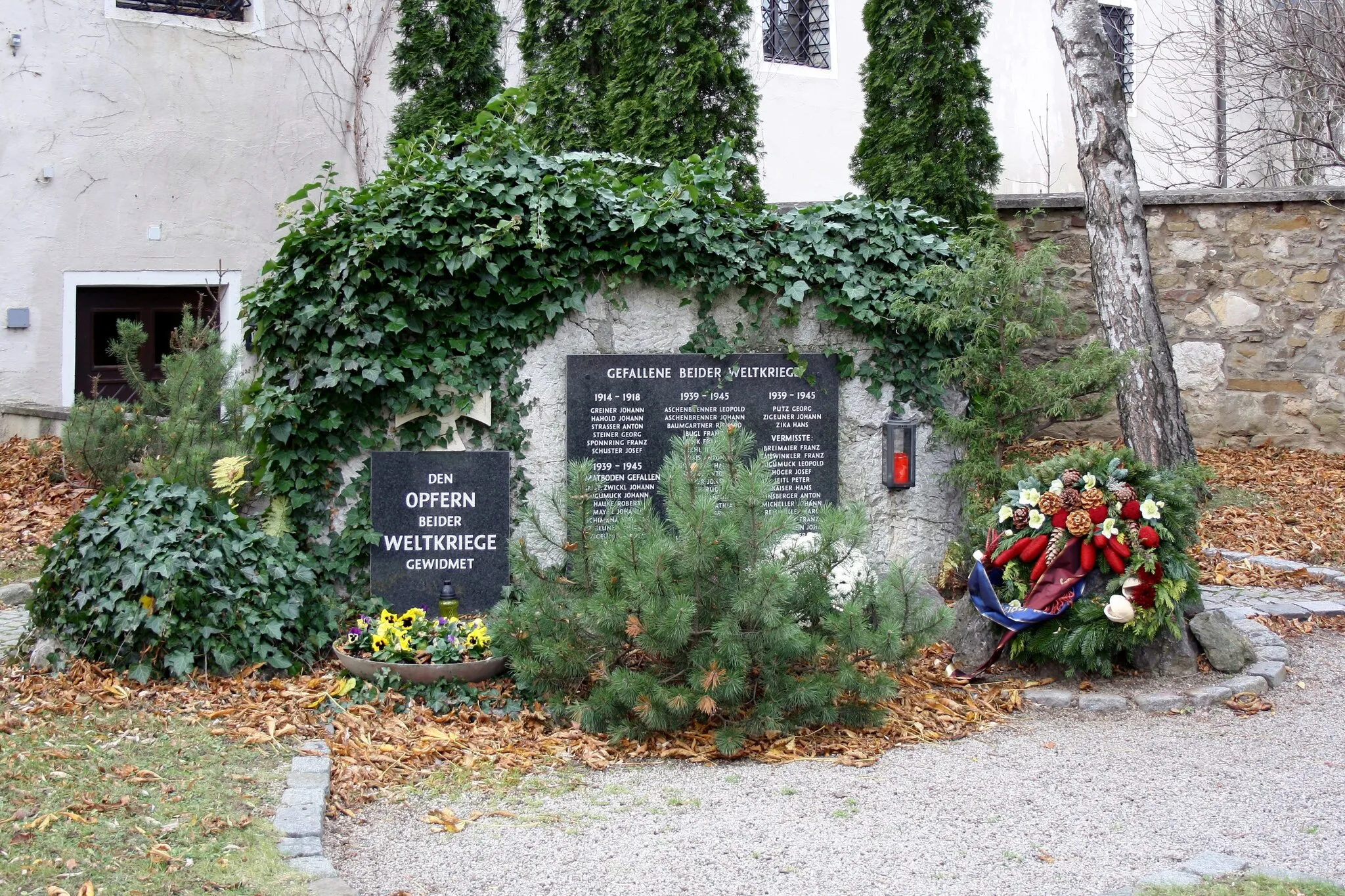 Photo showing: Das Soldatendenkmal von Muthmannsdorf nächst der Pfarrkirche "St. Peter im Moos"  in der niederösterreichischen Gemeinde Winzendorf-Muthmannsdorf.