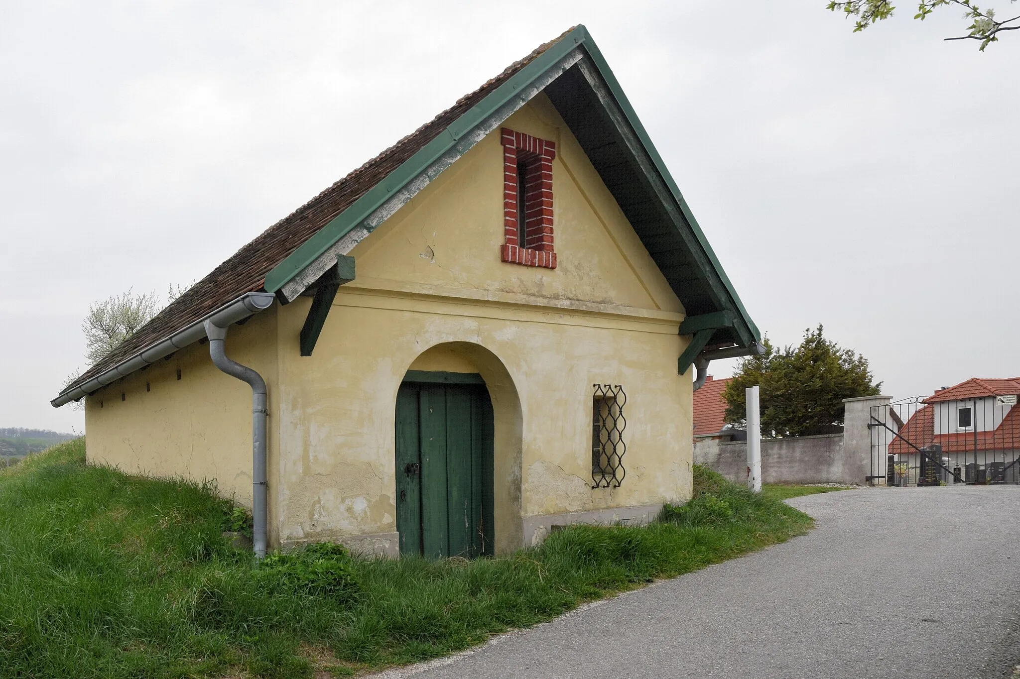 Photo showing: Kellergasse Seebarner Straße / Am Kirchenweg in der KG Stetten (Niederösterreich) in Stetten (Niederösterreich)