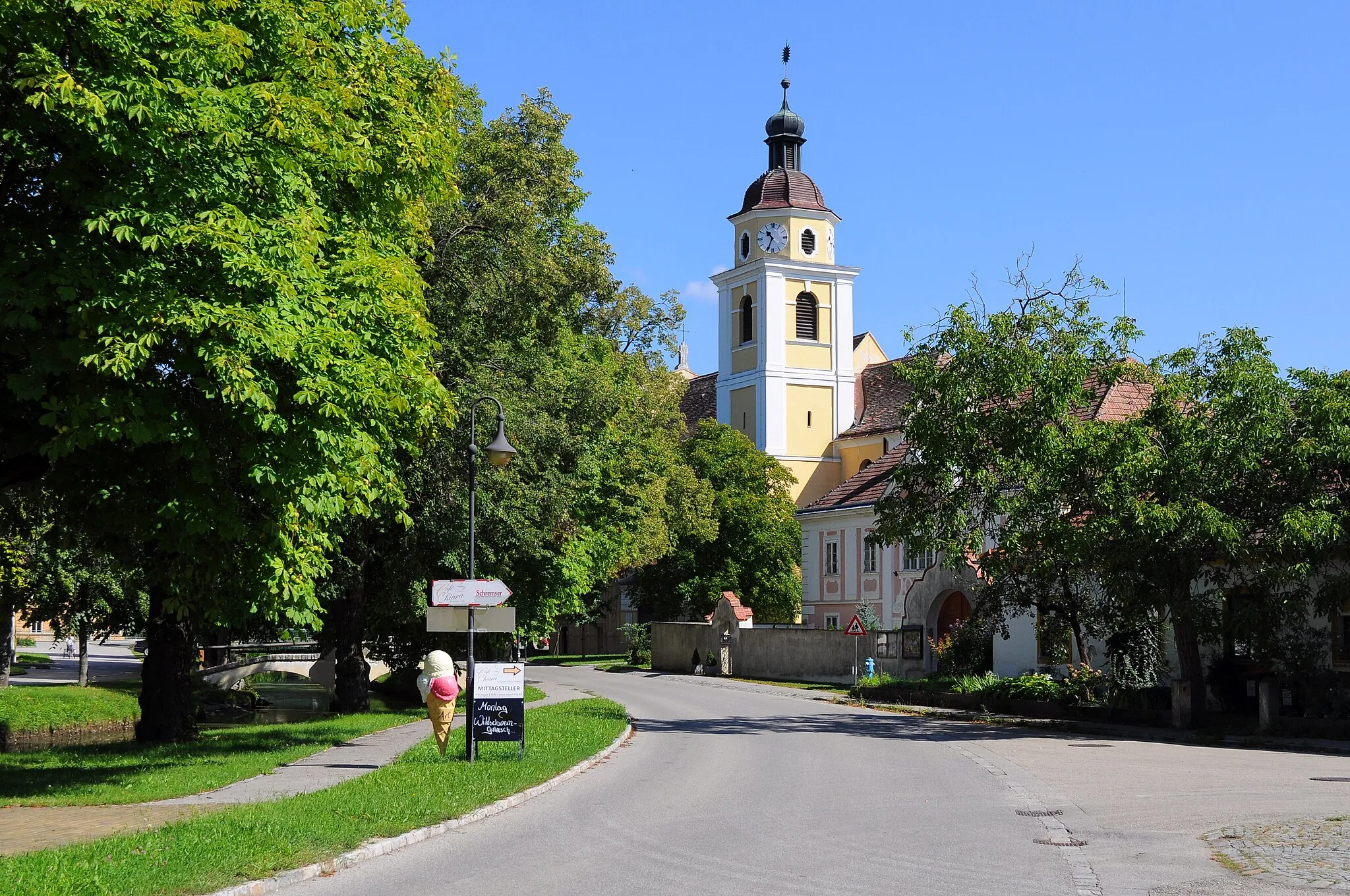 Photo showing: Blick vom Marktplatz auf die Pfarrkirche in Straß im Straßertale.