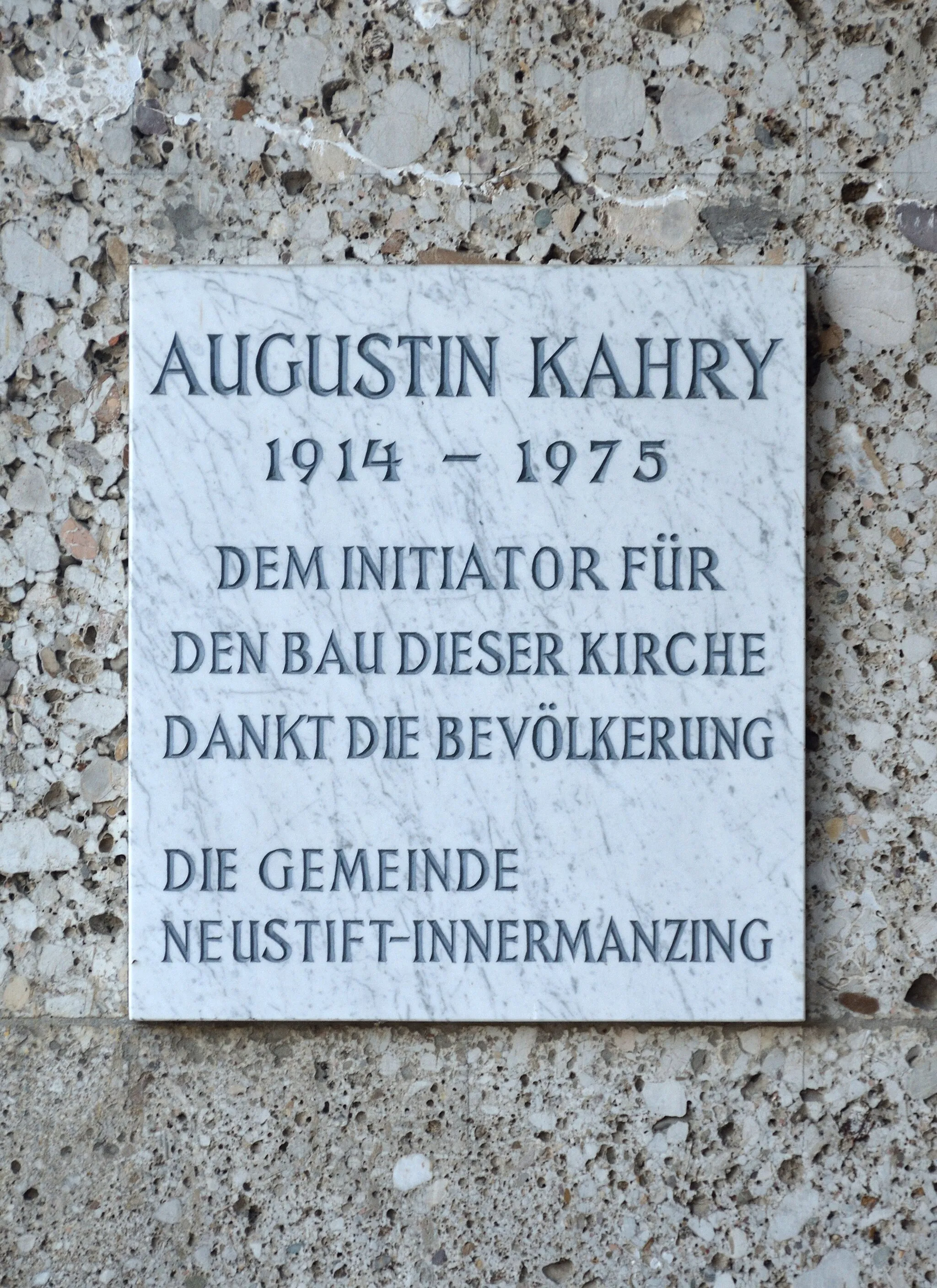 Photo showing: Memorial plaque for Augustin Kahry, the initiator for building the St. Augustine church in Neustift-Innermanzing, Lower Austria.