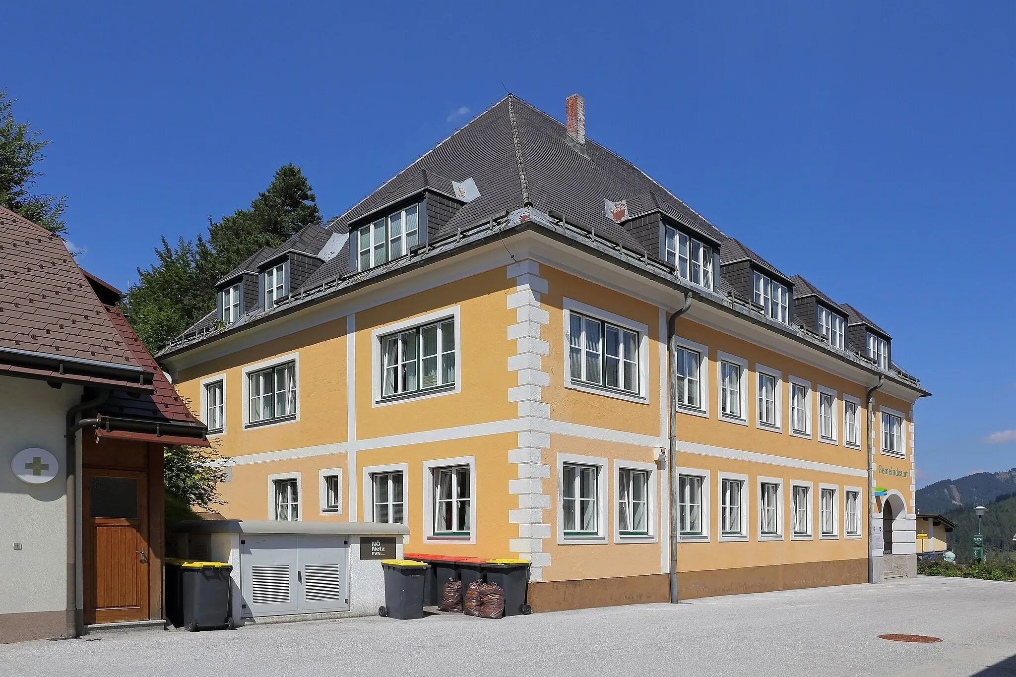 Photo showing: Gemeindeamt und Polizeiinspektion in Annaberg von Südwest