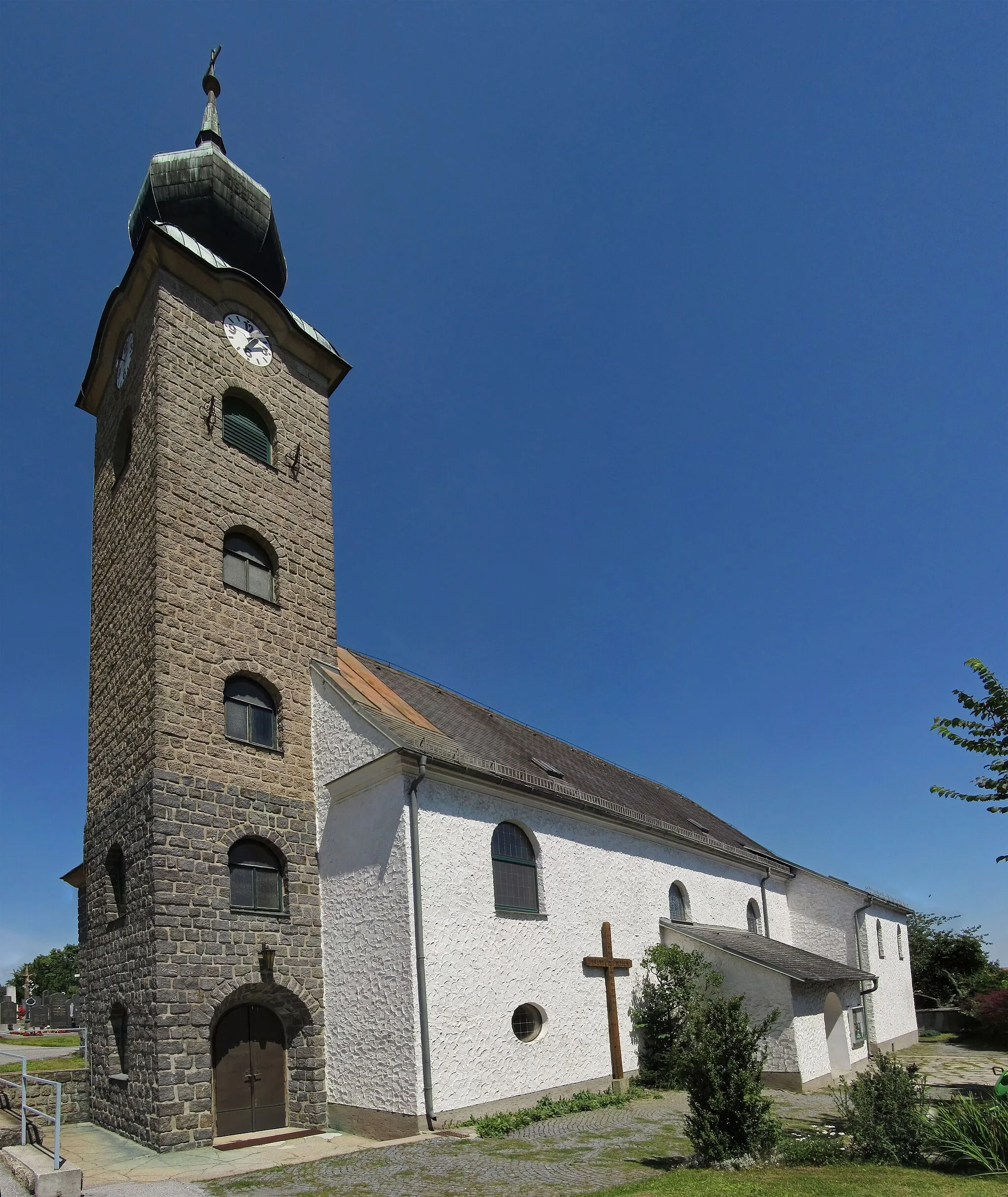 Photo showing: Im Kern romanische und gotische, im 19. Jahrhundert veränderte Saalkirche mit neuem Westturm; 1910 verlängert.